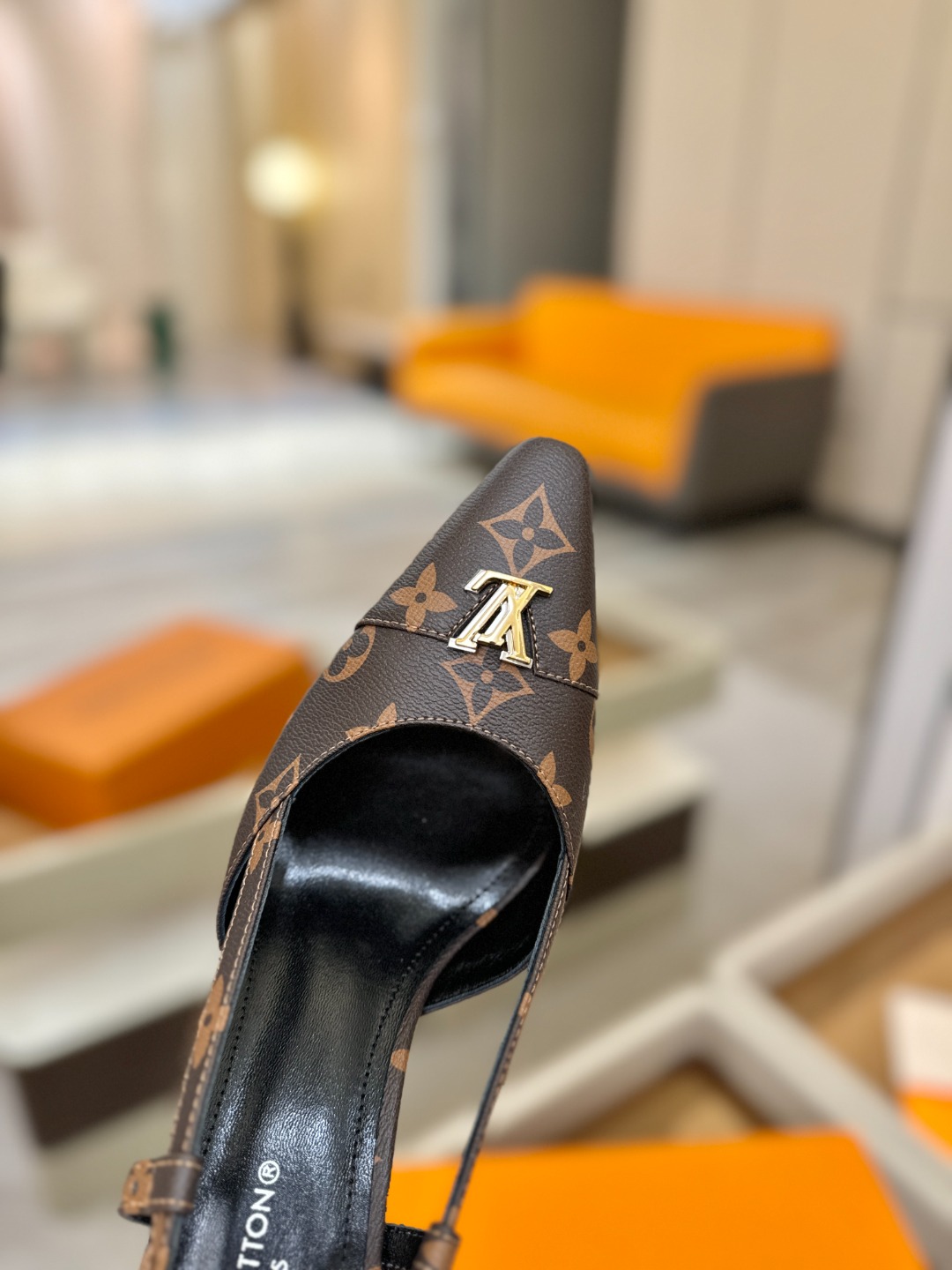 【代购级】、Louis Vuitton 官网早春系列！完美楦型、中跟后空/单鞋🆕、官网同步更新Lv五金 