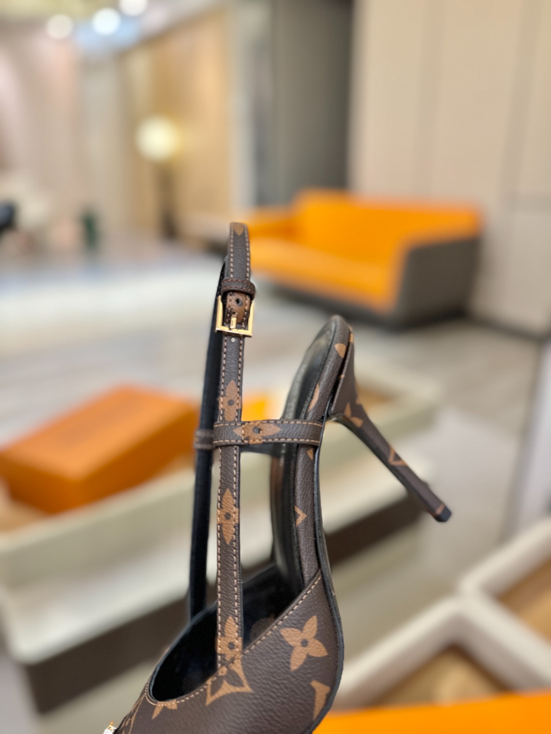 【代购级】、Louis Vuitton 官网早春系列！完美楦型、中跟后空/单鞋🆕、官网同步更新Lv五金 