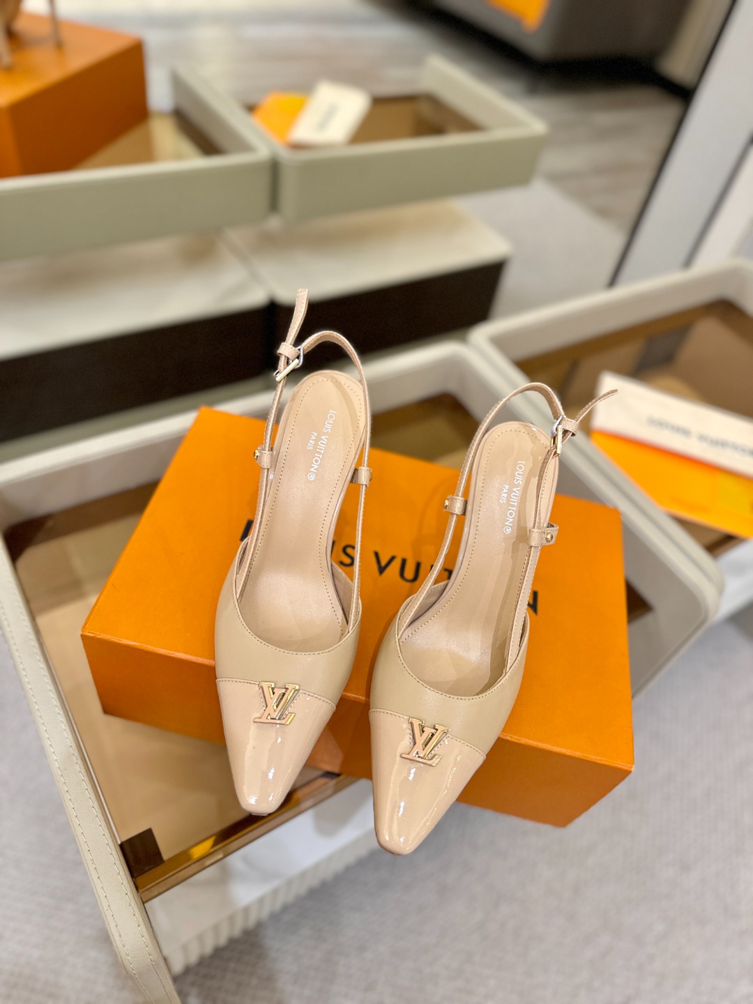 【代购级】、Louis Vuitton 官网早春系列！完美楦型、中跟后空/单鞋🆕、官网同步更新Lv五金 