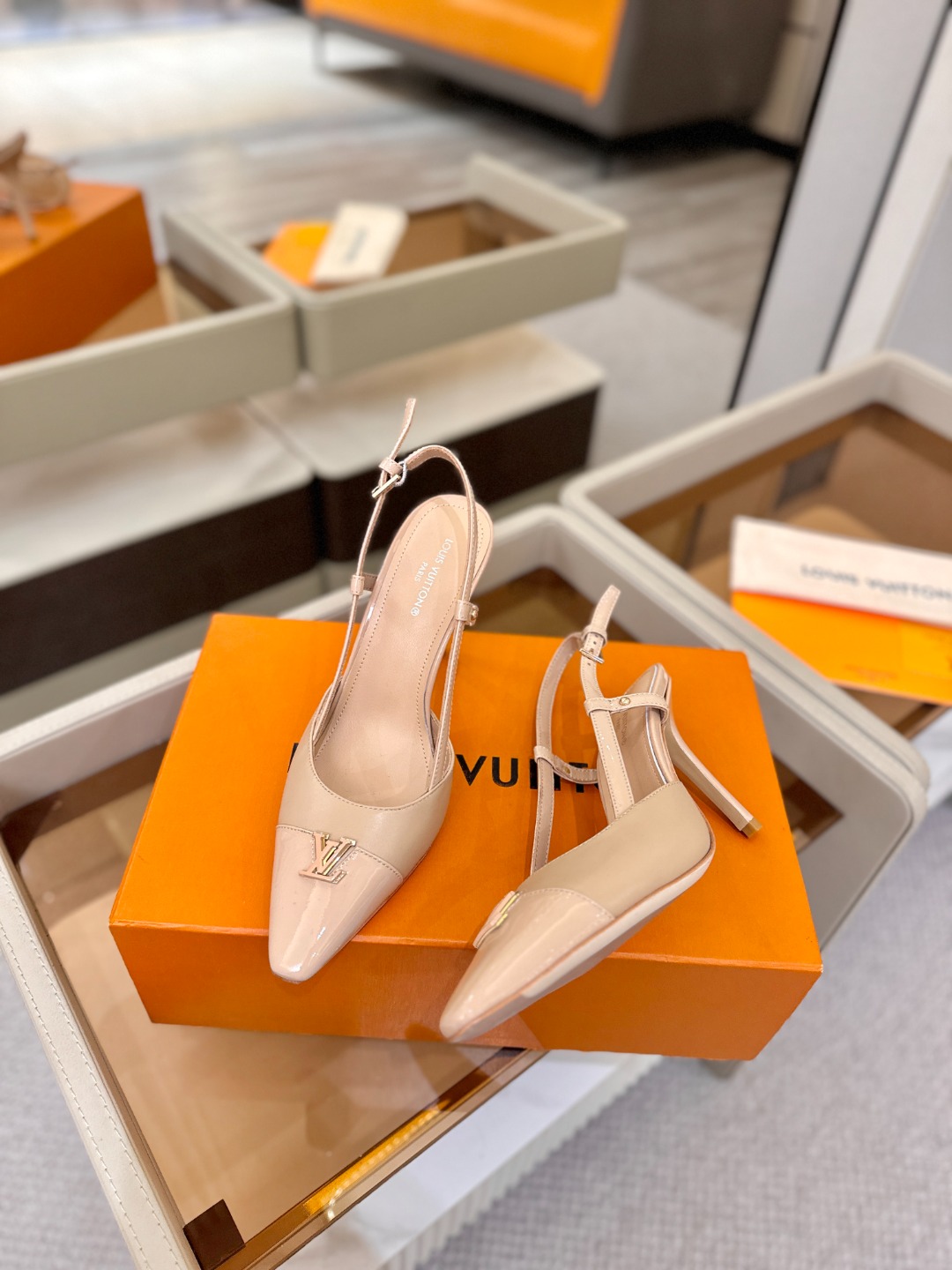 【代购级】、Louis Vuitton 官网早春系列！完美楦型、中跟后空/单鞋🆕、官网同步更新Lv五金 