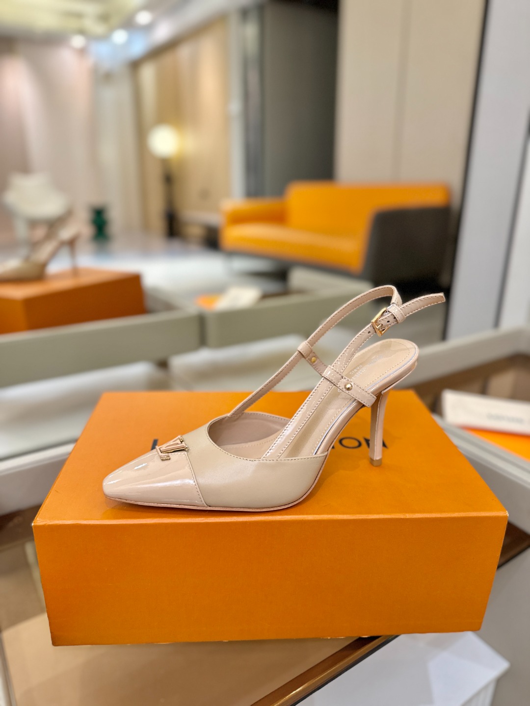 【代购级】、Louis Vuitton 官网早春系列！完美楦型、中跟后空/单鞋🆕、官网同步更新Lv五金 