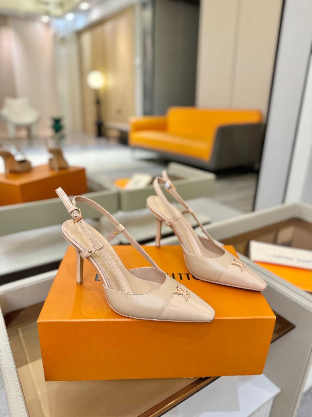 【代购级】、Louis Vuitton 官网早春系列！完美楦型、中跟后空/单鞋🆕、官网同步更新Lv五金 