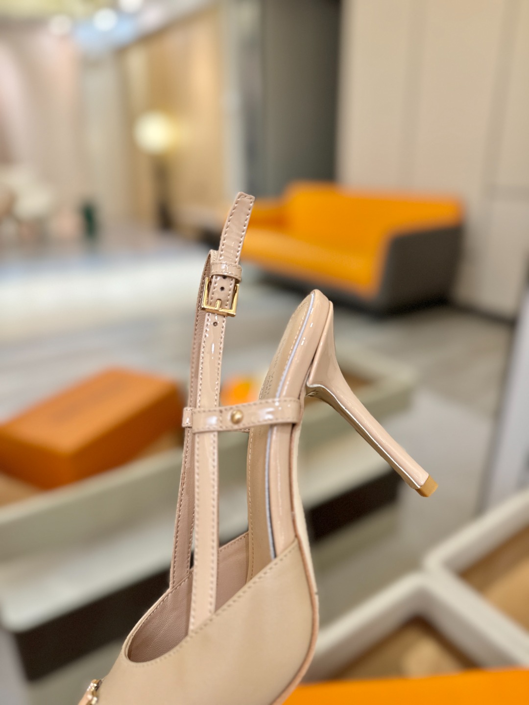 【代购级】、Louis Vuitton 官网早春系列！完美楦型、中跟后空/单鞋🆕、官网同步更新Lv五金 