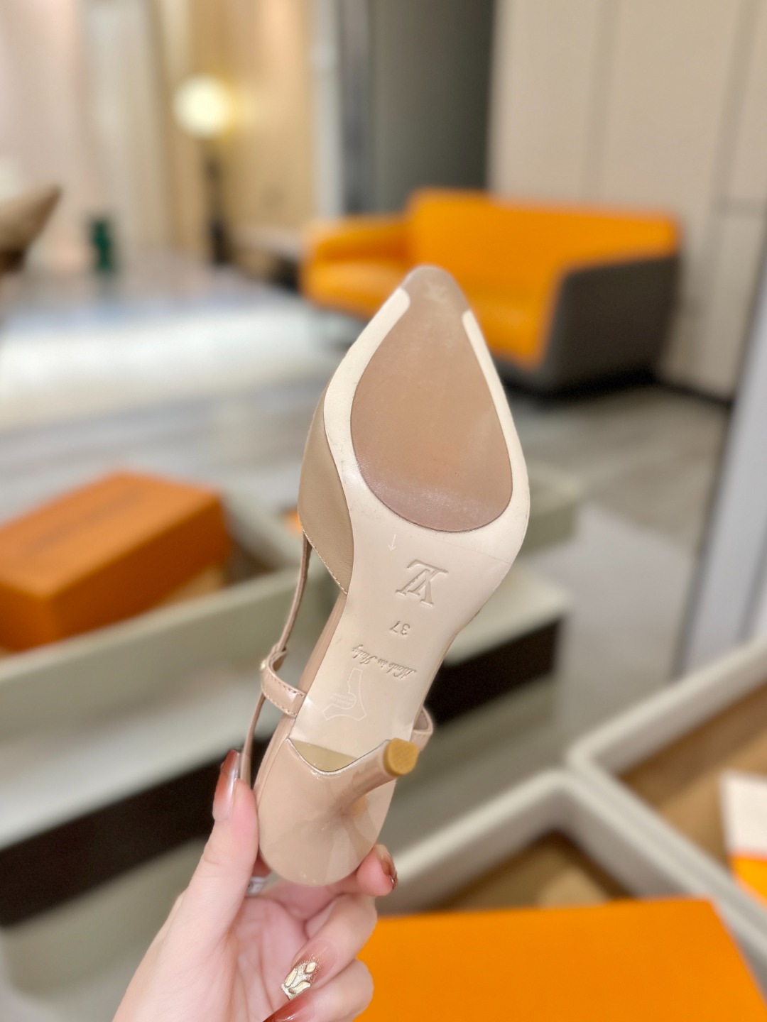 【代购级】、Louis Vuitton 官网早春系列！完美楦型、中跟后空/单鞋🆕、官网同步更新Lv五金 