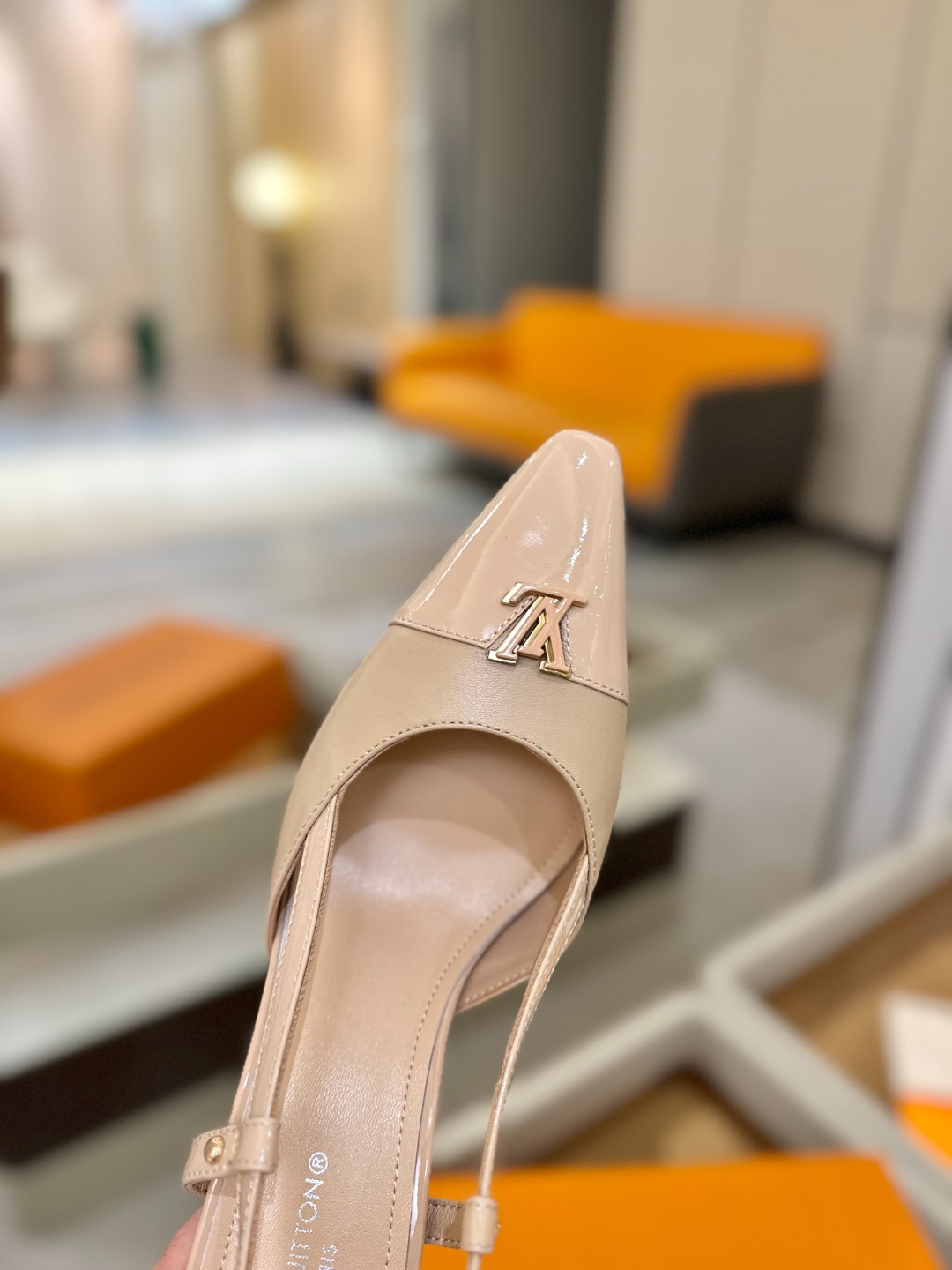 【代购级】、Louis Vuitton 官网早春系列！完美楦型、中跟后空/单鞋🆕、官网同步更新Lv五金 