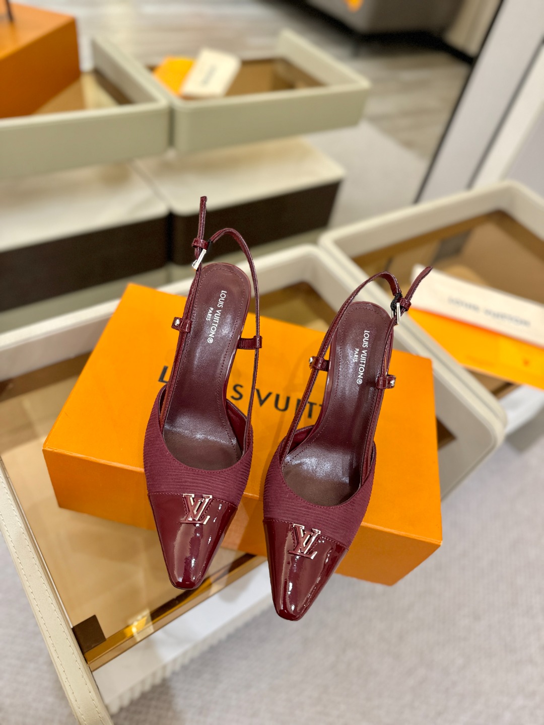 【代购级】、Louis Vuitton 官网早春系列！完美楦型、中跟后空/单鞋🆕、官网同步更新Lv五金 