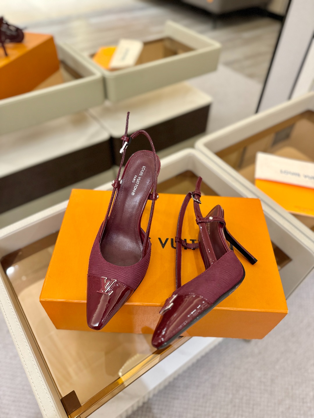 【代购级】、Louis Vuitton 官网早春系列！完美楦型、中跟后空/单鞋🆕、官网同步更新Lv五金 