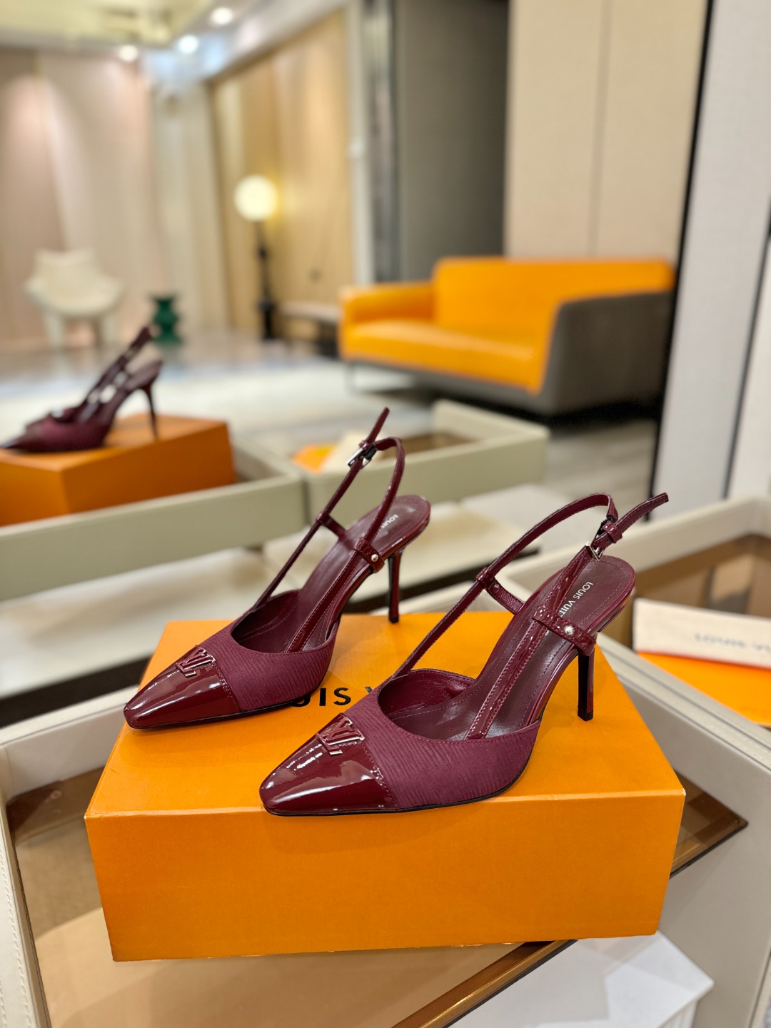 【代购级】、Louis Vuitton 官网早春系列！完美楦型、中跟后空/单鞋🆕、官网同步更新Lv五金 