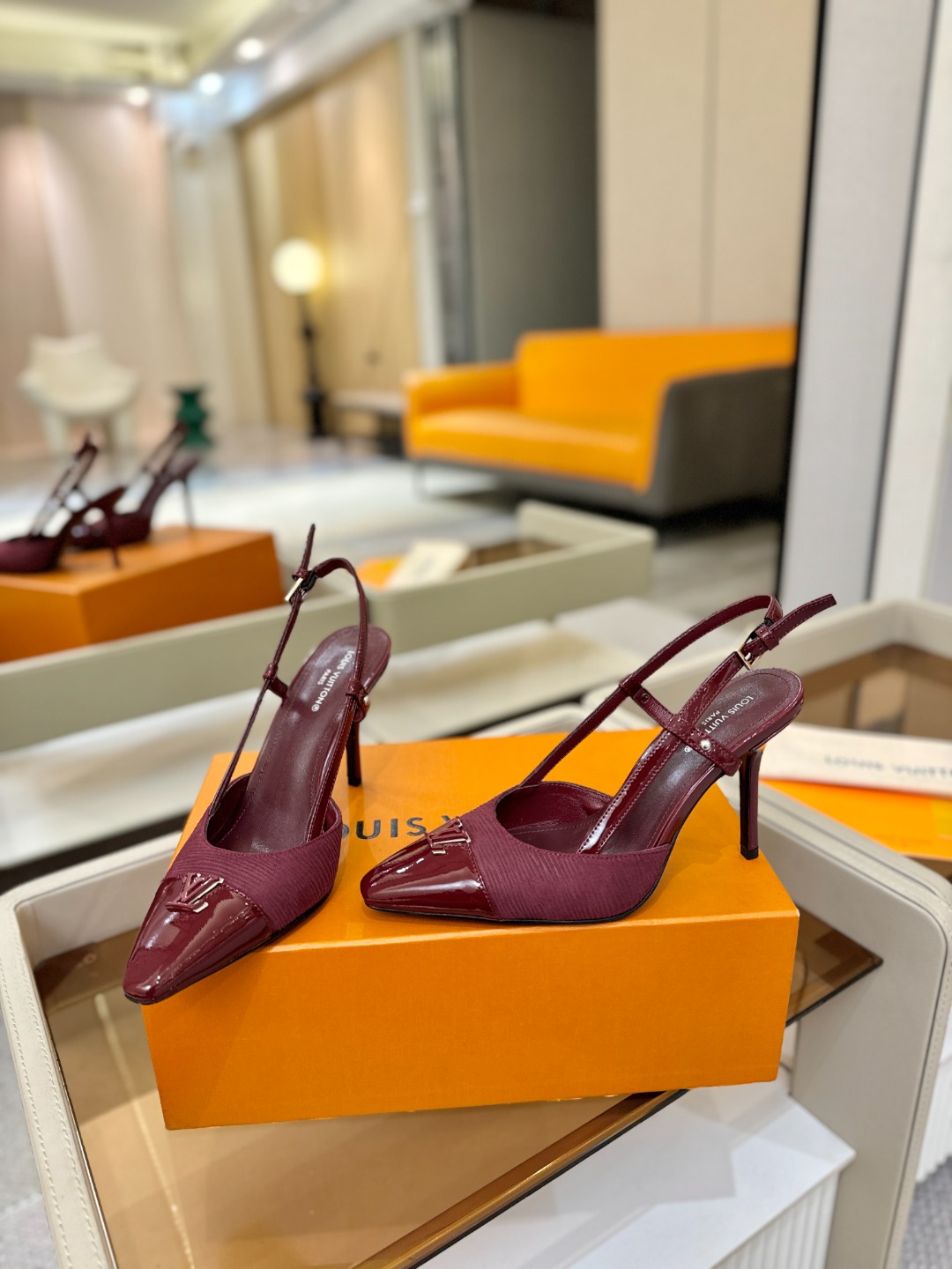 【代购级】、Louis Vuitton 官网早春系列！完美楦型、中跟后空/单鞋🆕、官网同步更新Lv五金 