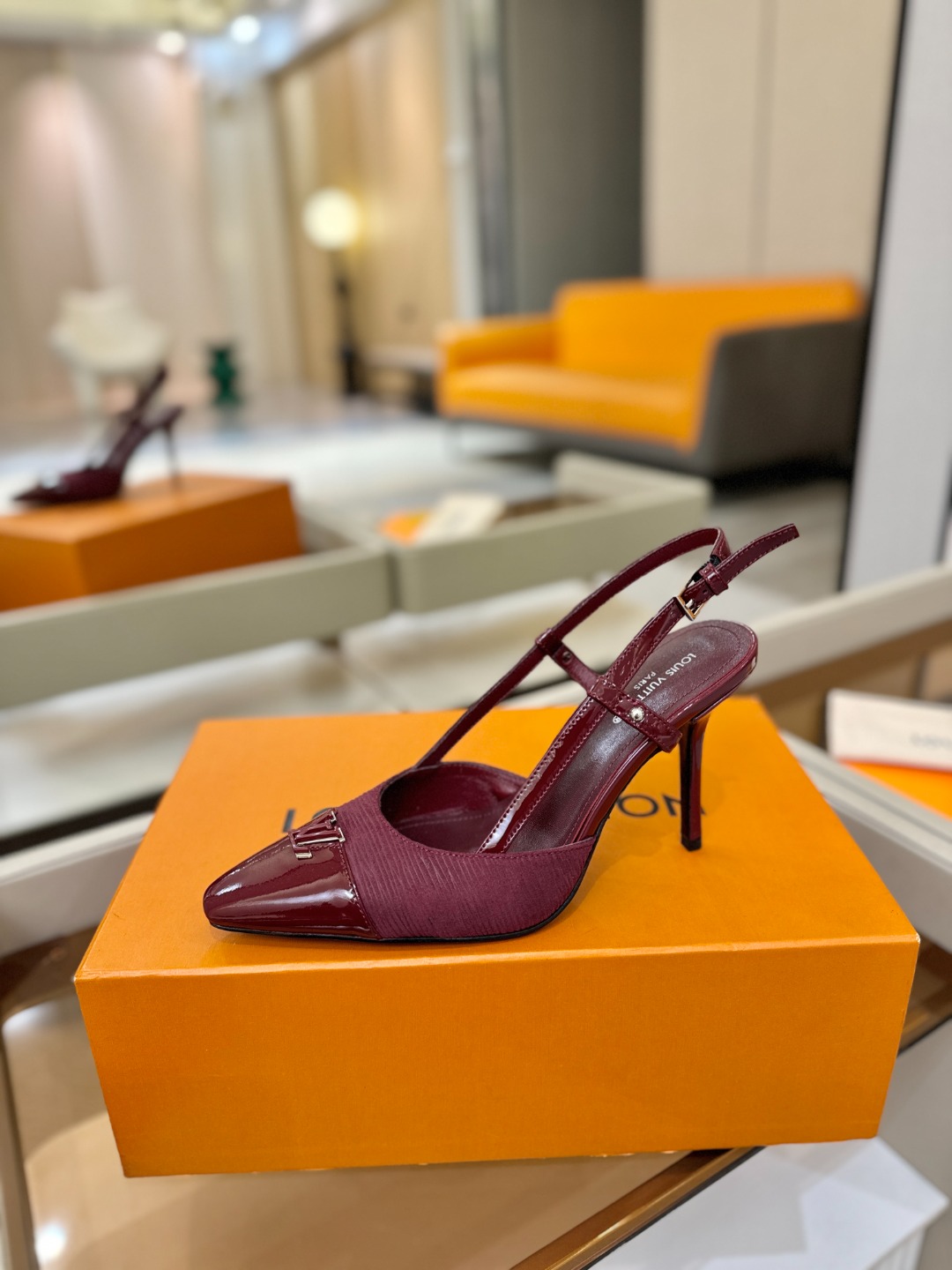 【代购级】、Louis Vuitton 官网早春系列！完美楦型、中跟后空/单鞋🆕、官网同步更新Lv五金 