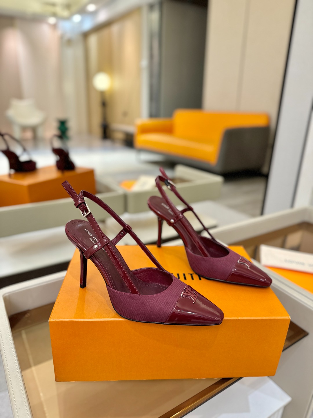 【代购级】、Louis Vuitton 官网早春系列！完美楦型、中跟后空/单鞋🆕、官网同步更新Lv五金 