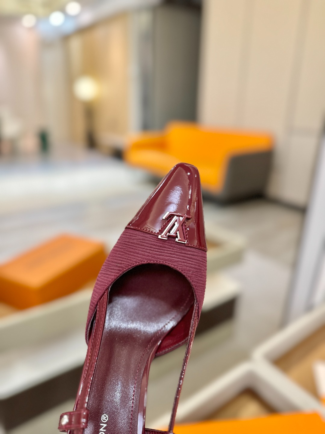 【代购级】、Louis Vuitton 官网早春系列！完美楦型、中跟后空/单鞋🆕、官网同步更新Lv五金 