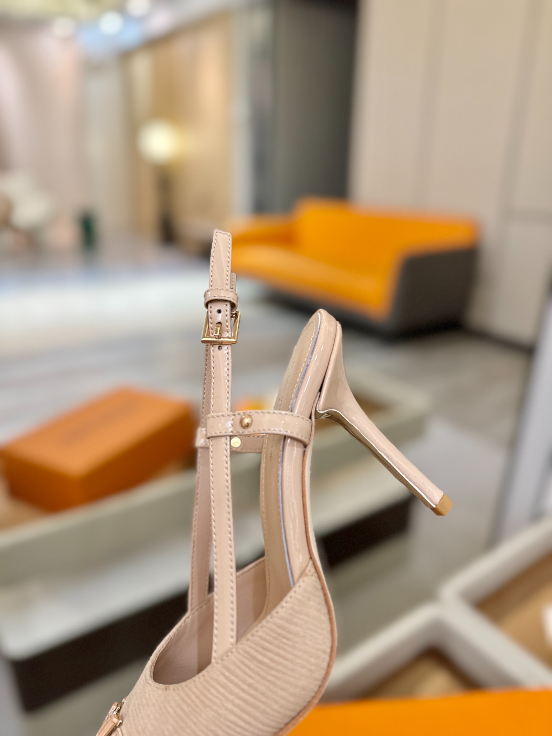 【代购级】、Louis Vuitton 官网早春系列！完美楦型、中跟后空/单鞋🆕、官网同步更新Lv五金 