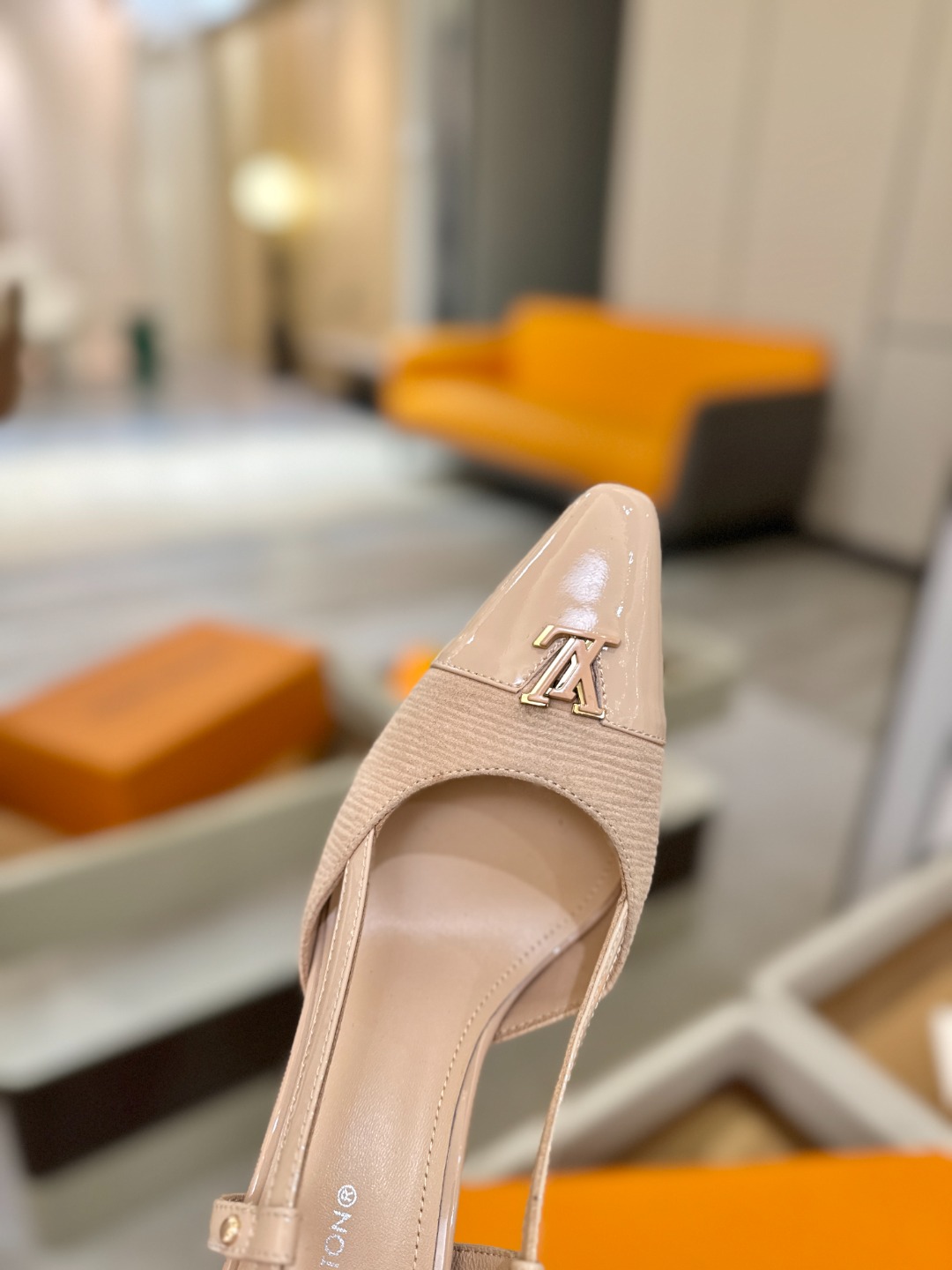 【代购级】、Louis Vuitton 官网早春系列！完美楦型、中跟后空/单鞋🆕、官网同步更新Lv五金 