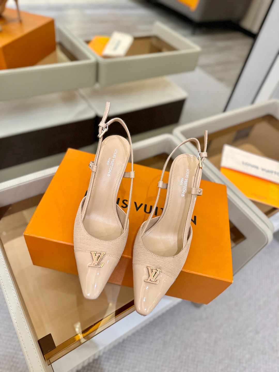 【代购级】、Louis Vuitton 官网早春系列！完美楦型、中跟后空/单鞋🆕、官网同步更新Lv五金 