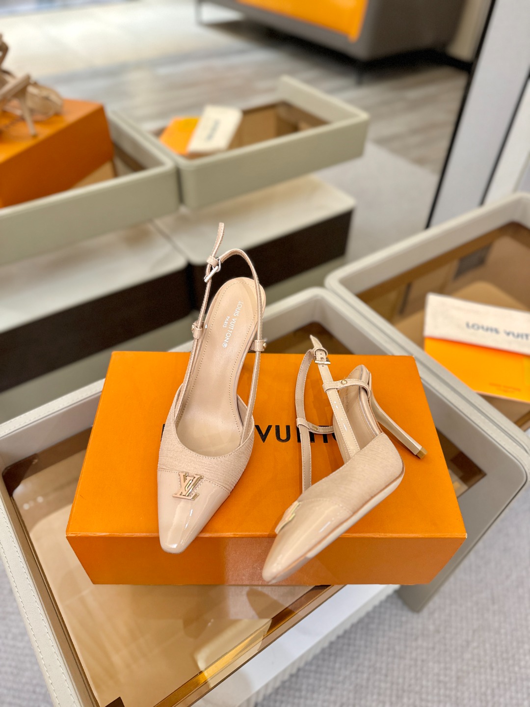 【代购级】、Louis Vuitton 官网早春系列！完美楦型、中跟后空/单鞋🆕、官网同步更新Lv五金 