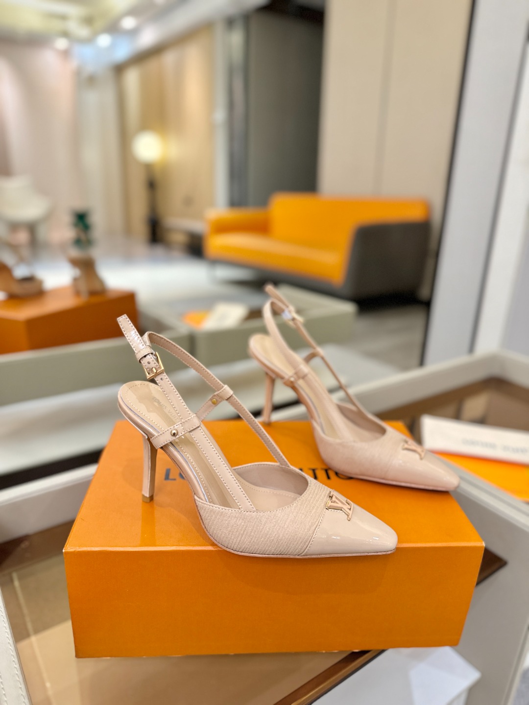 【代购级】、Louis Vuitton 官网早春系列！完美楦型、中跟后空/单鞋🆕、官网同步更新Lv五金 