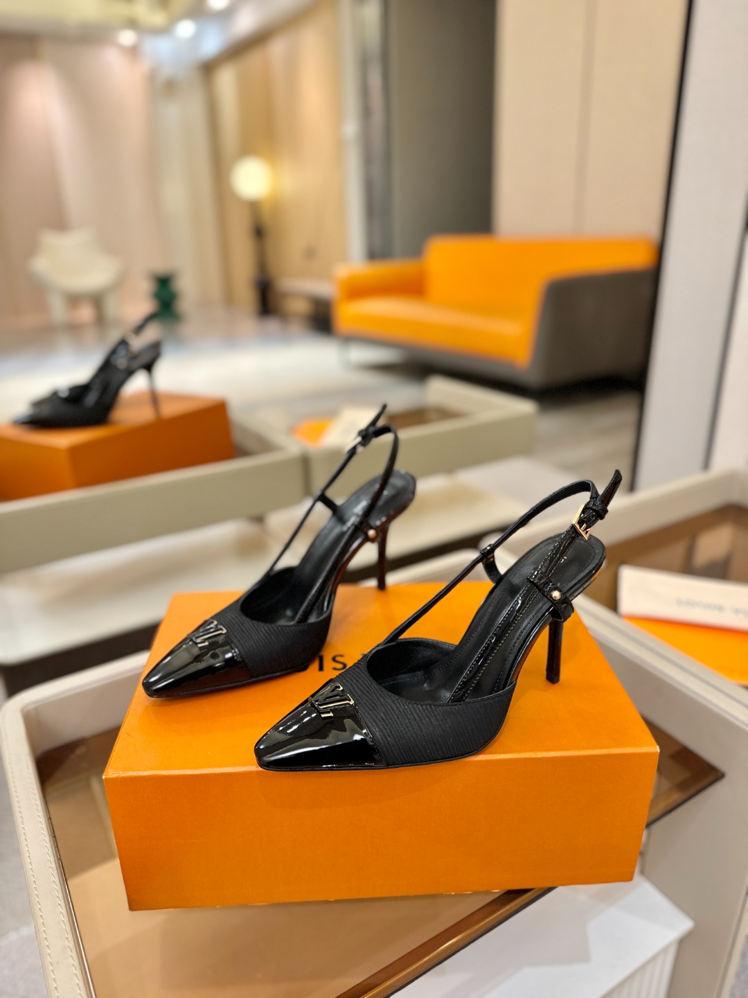 【代购级】、Louis Vuitton 官网早春系列！完美楦型、中跟后空/单鞋🆕、官网同步更新Lv五金 