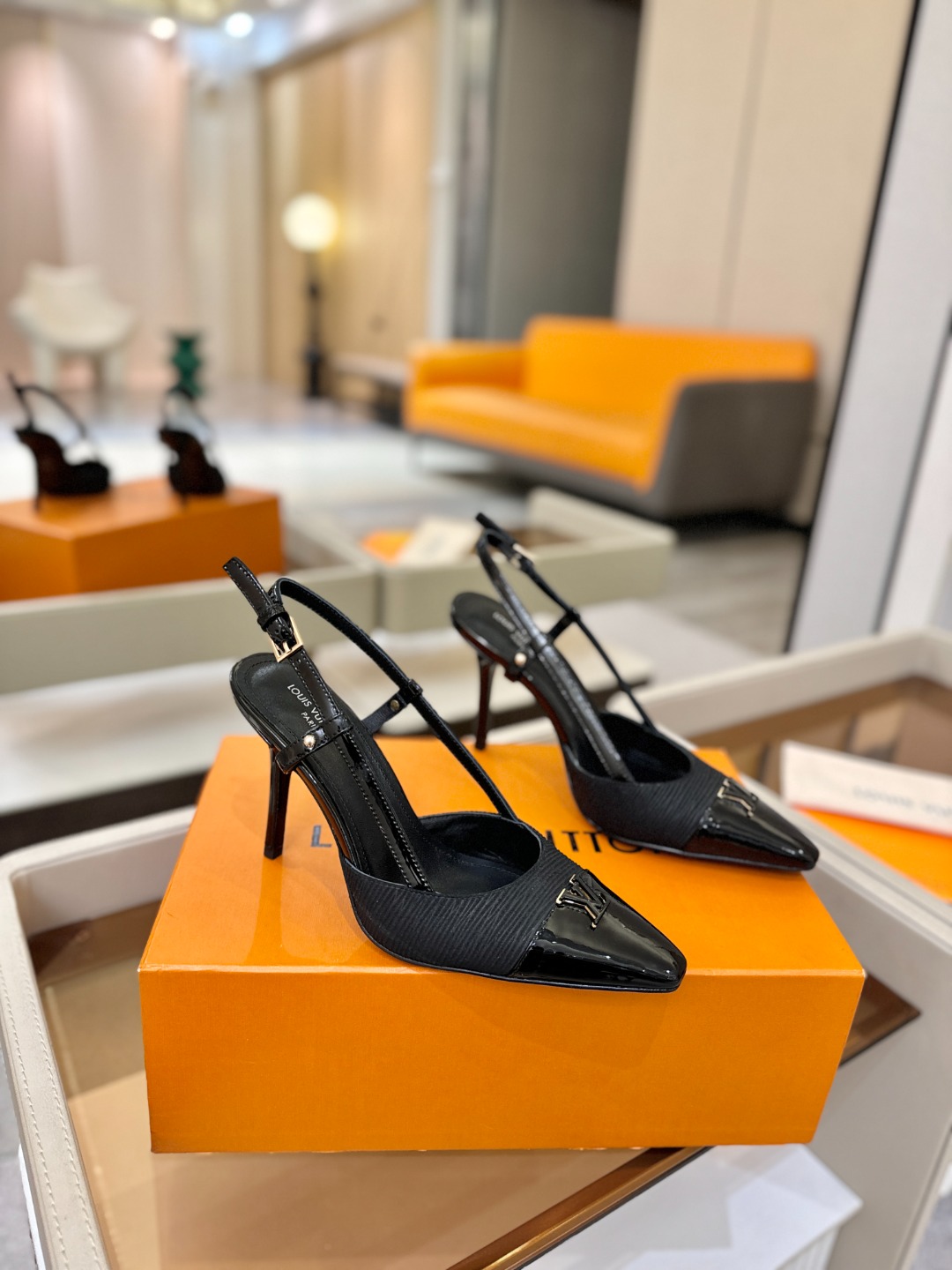 【代购级】、Louis Vuitton 官网早春系列！完美楦型、中跟后空/单鞋🆕、官网同步更新Lv五金 