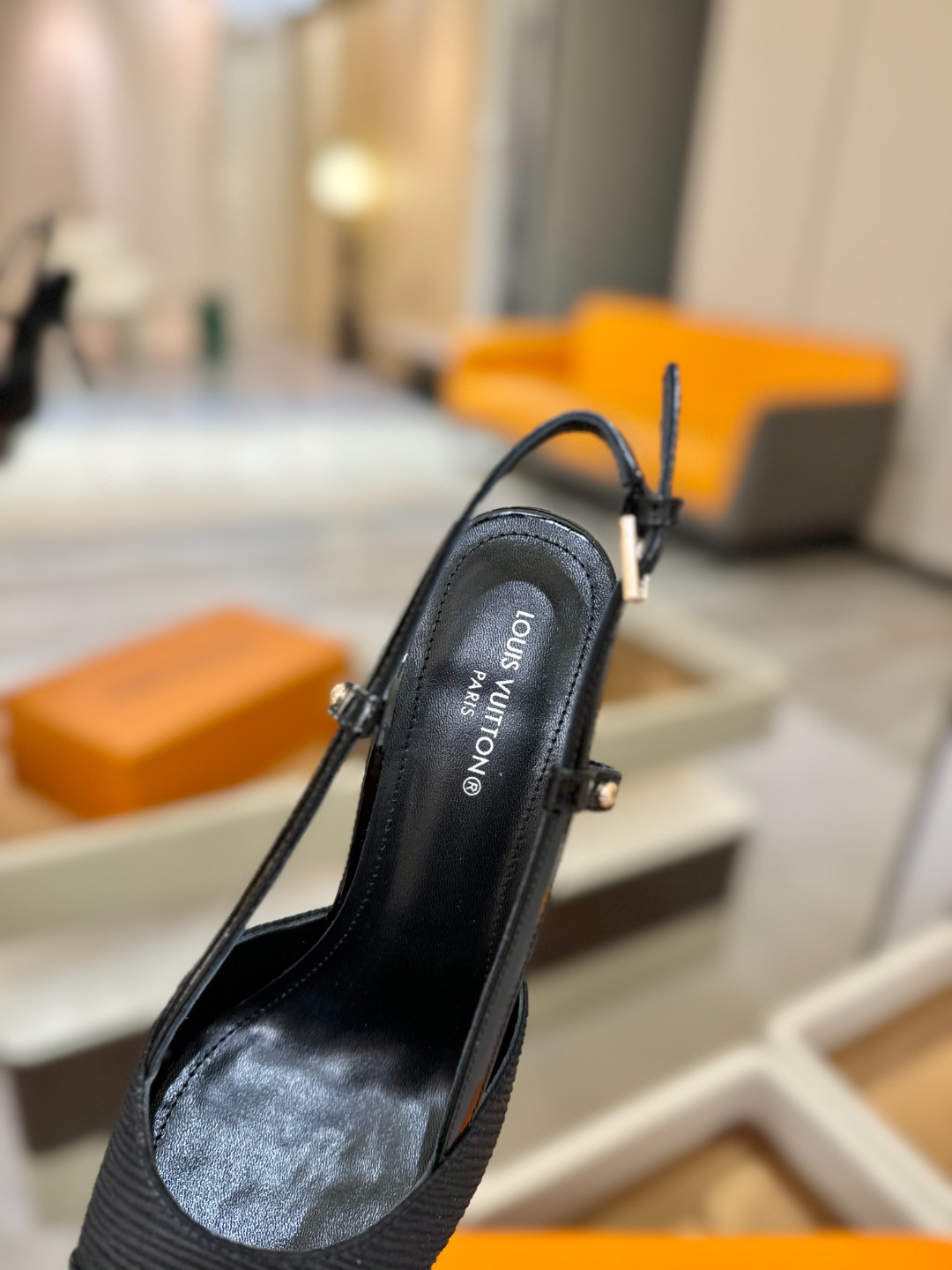 【代购级】、Louis Vuitton 官网早春系列！完美楦型、中跟后空/单鞋🆕、官网同步更新Lv五金 