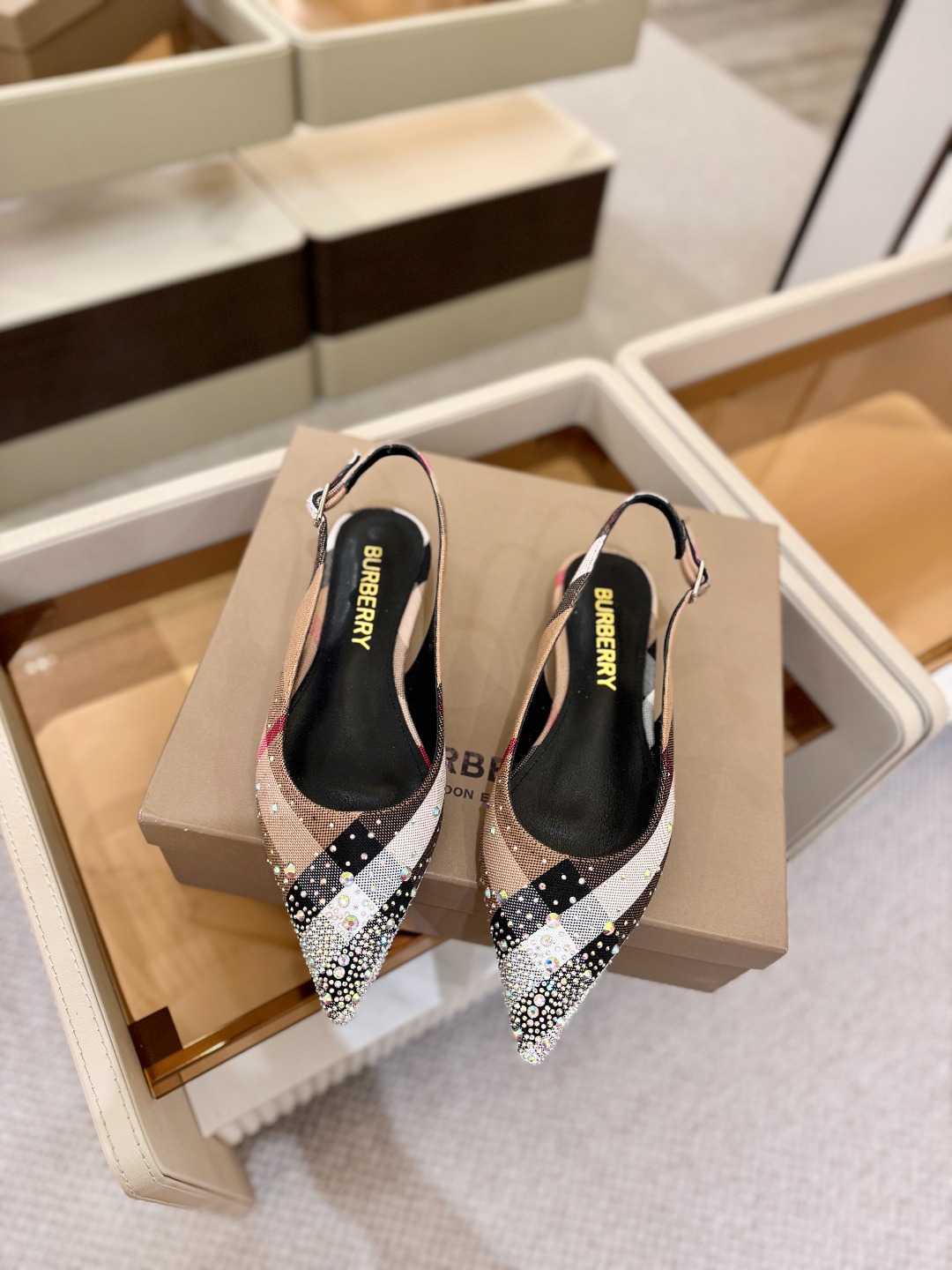 Burberryy 博柏利 𝑩𝒖𝒓𝒃𝒆𝒓𝒓𝒚𝒚💝 👠 𝘽𝙪𝙧𝙗𝙚𝙧𝙧𝙮𝙮 博柏利 独家推出平跟 慵懒的复