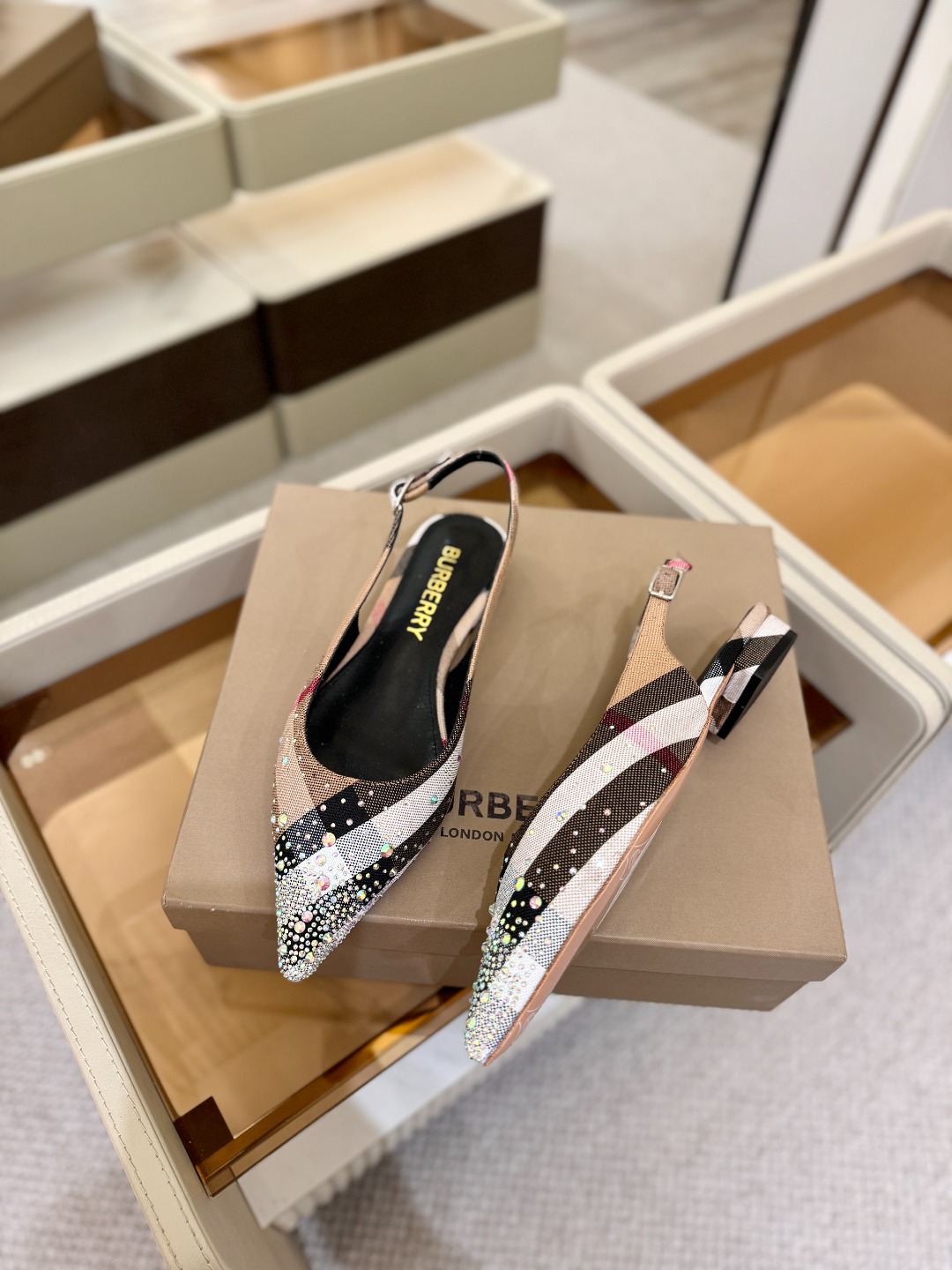 Burberryy 博柏利 𝑩𝒖𝒓𝒃𝒆𝒓𝒓𝒚𝒚💝 👠 𝘽𝙪𝙧𝙗𝙚𝙧𝙧𝙮𝙮 博柏利 独家推出平跟 慵懒的复