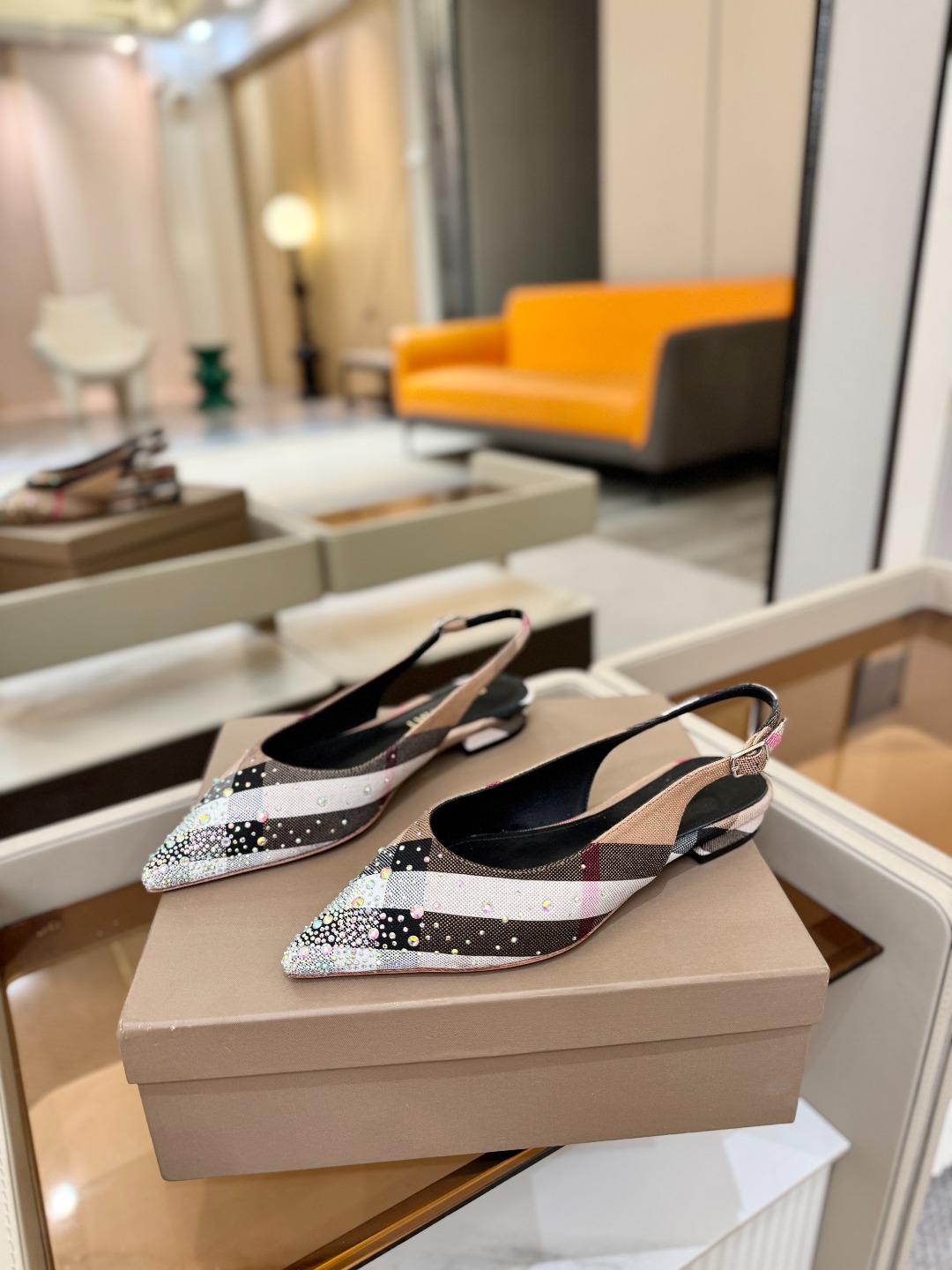 Burberryy 博柏利 𝑩𝒖𝒓𝒃𝒆𝒓𝒓𝒚𝒚💝 👠 𝘽𝙪𝙧𝙗𝙚𝙧𝙧𝙮𝙮 博柏利 独家推出平跟 慵懒的复