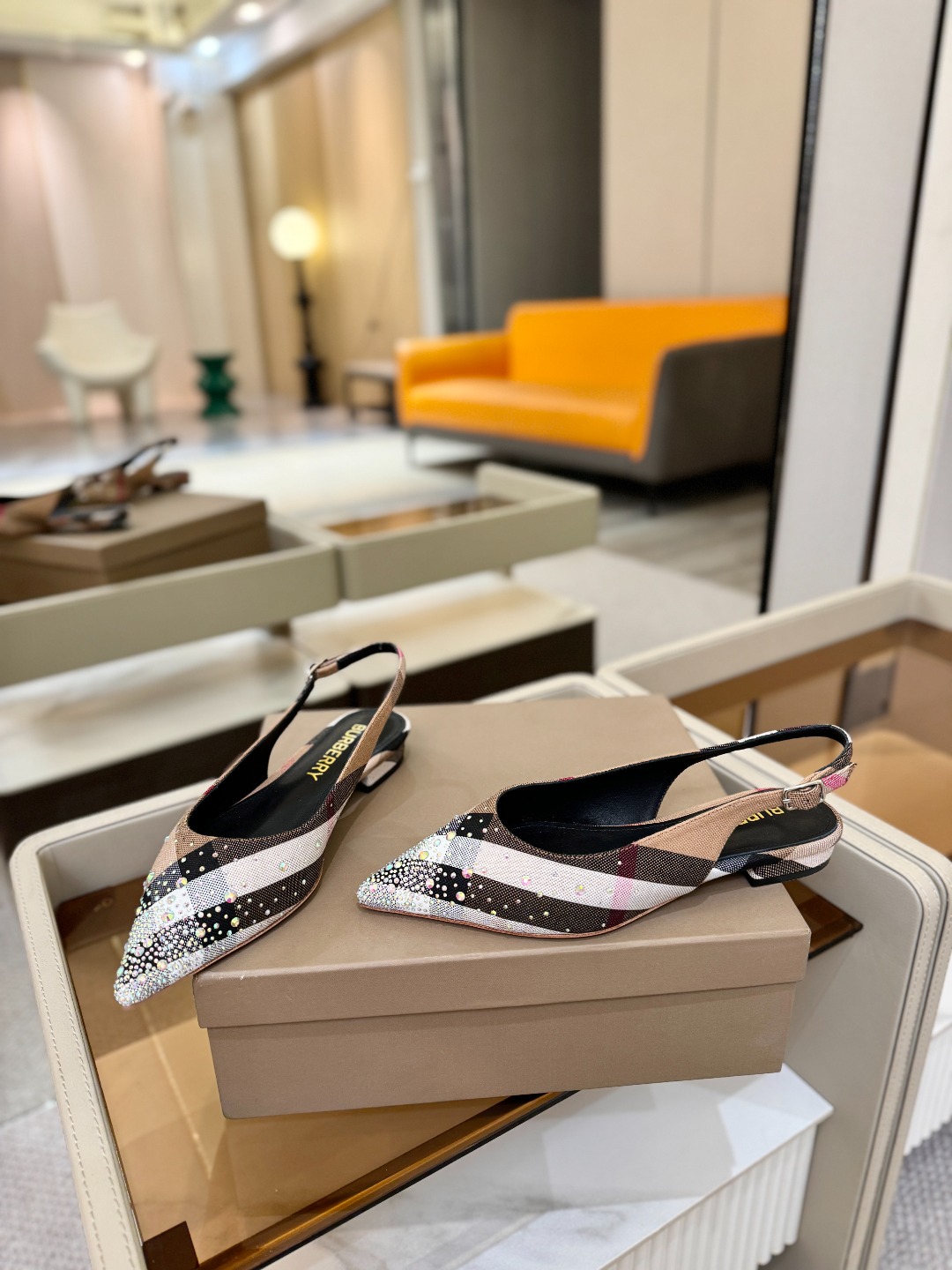 Burberryy 博柏利 𝑩𝒖𝒓𝒃𝒆𝒓𝒓𝒚𝒚💝 👠 𝘽𝙪𝙧𝙗𝙚𝙧𝙧𝙮𝙮 博柏利 独家推出平跟 慵懒的复