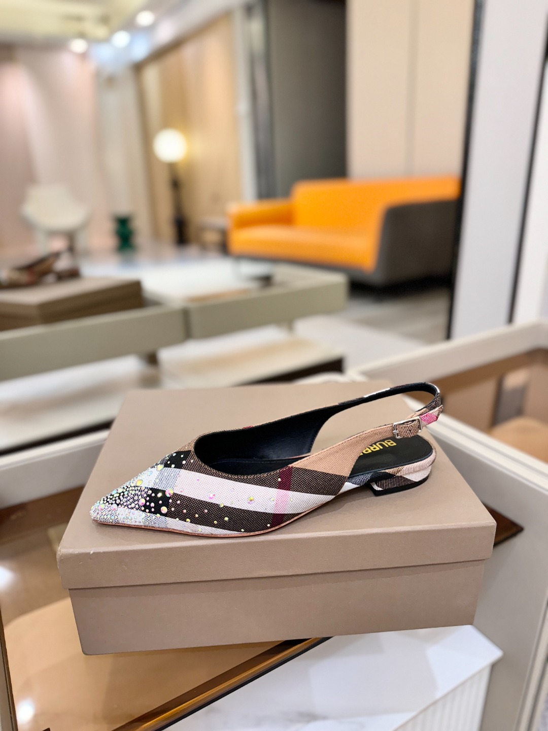 Burberryy 博柏利 𝑩𝒖𝒓𝒃𝒆𝒓𝒓𝒚𝒚💝 👠 𝘽𝙪𝙧𝙗𝙚𝙧𝙧𝙮𝙮 博柏利 独家推出平跟 慵懒的复