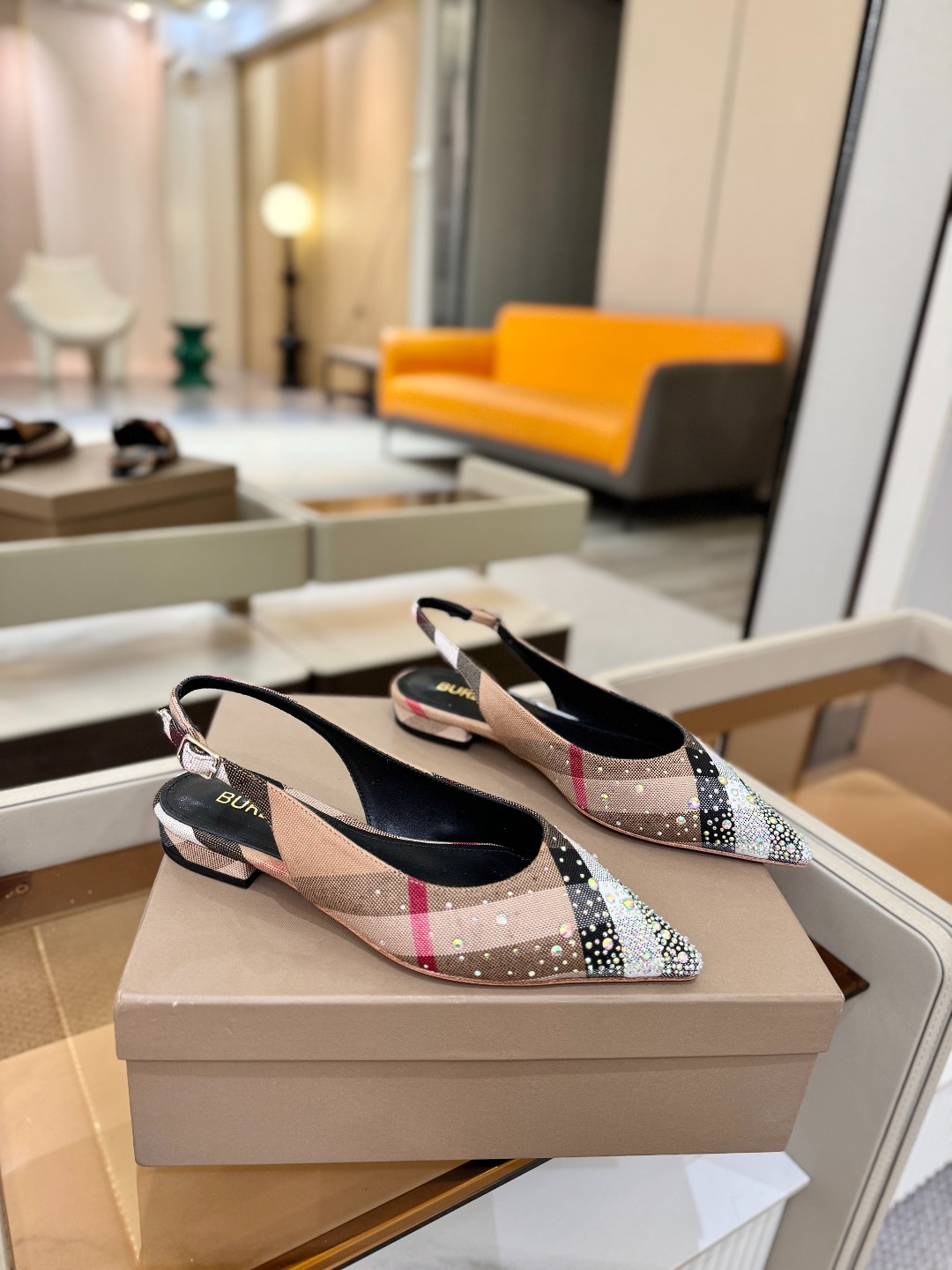 Burberryy 博柏利 𝑩𝒖𝒓𝒃𝒆𝒓𝒓𝒚𝒚💝 👠 𝘽𝙪𝙧𝙗𝙚𝙧𝙧𝙮𝙮 博柏利 独家推出平跟 慵懒的复