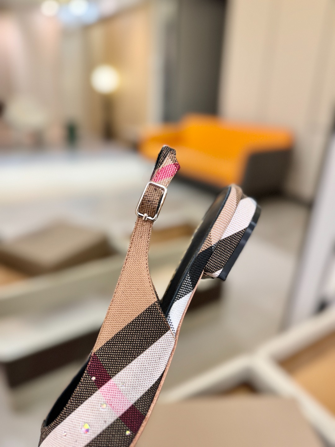 Burberryy 博柏利 𝑩𝒖𝒓𝒃𝒆𝒓𝒓𝒚𝒚💝 👠 𝘽𝙪𝙧𝙗𝙚𝙧𝙧𝙮𝙮 博柏利 独家推出平跟 慵懒的复