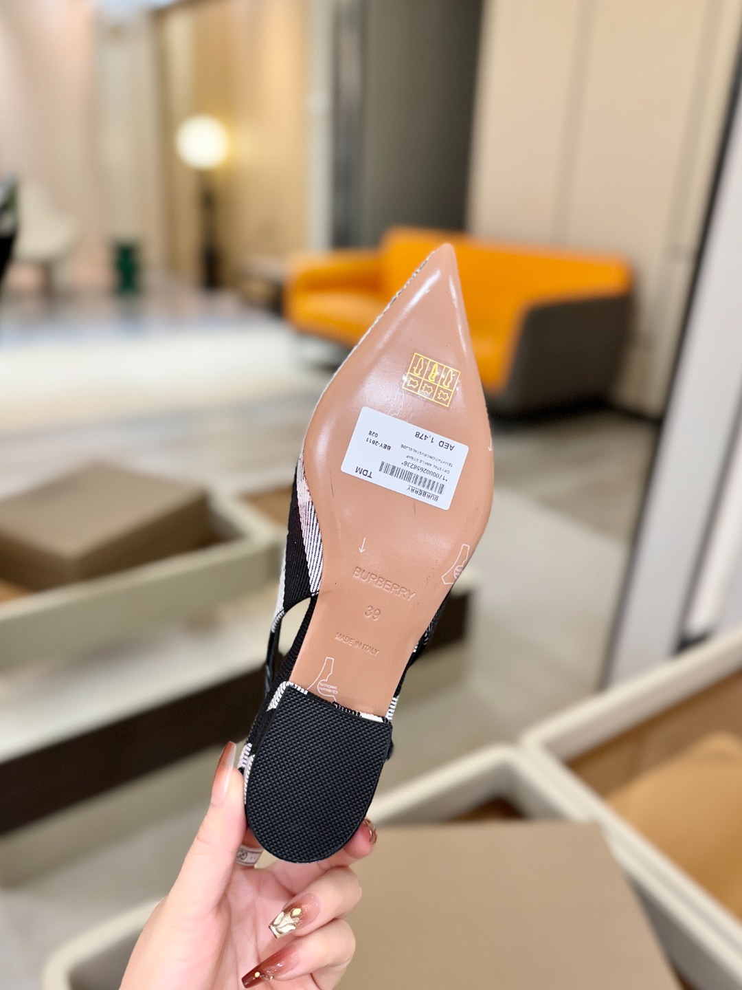 Burberryy 博柏利 𝑩𝒖𝒓𝒃𝒆𝒓𝒓𝒚𝒚💝 👠 𝘽𝙪𝙧𝙗𝙚𝙧𝙧𝙮𝙮 博柏利 独家推出平跟 慵懒的复