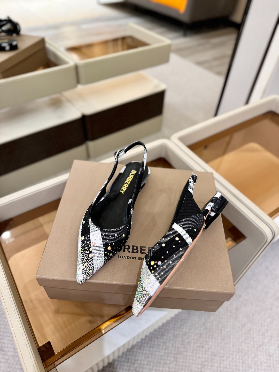 Burberryy 博柏利 𝑩𝒖𝒓𝒃𝒆𝒓𝒓𝒚𝒚💝 👠 𝘽𝙪𝙧𝙗𝙚𝙧𝙧𝙮𝙮 博柏利 独家推出平跟 慵懒的复