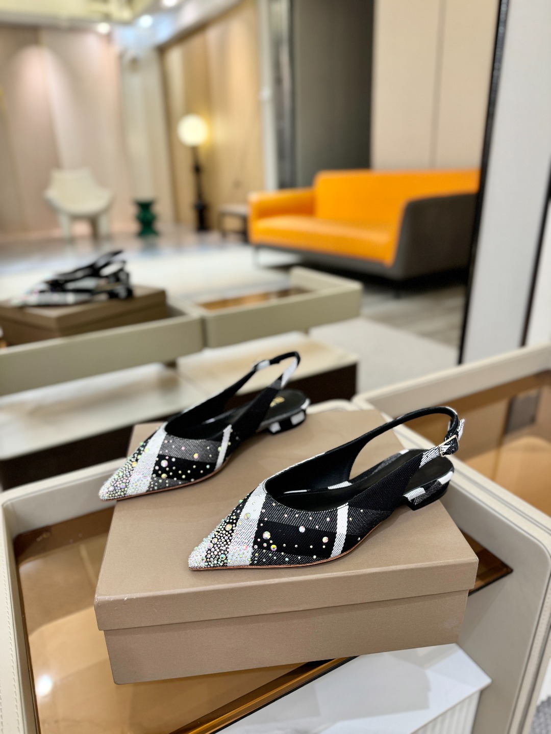 Burberryy 博柏利 𝑩𝒖𝒓𝒃𝒆𝒓𝒓𝒚𝒚💝 👠 𝘽𝙪𝙧𝙗𝙚𝙧𝙧𝙮𝙮 博柏利 独家推出平跟 慵懒的复