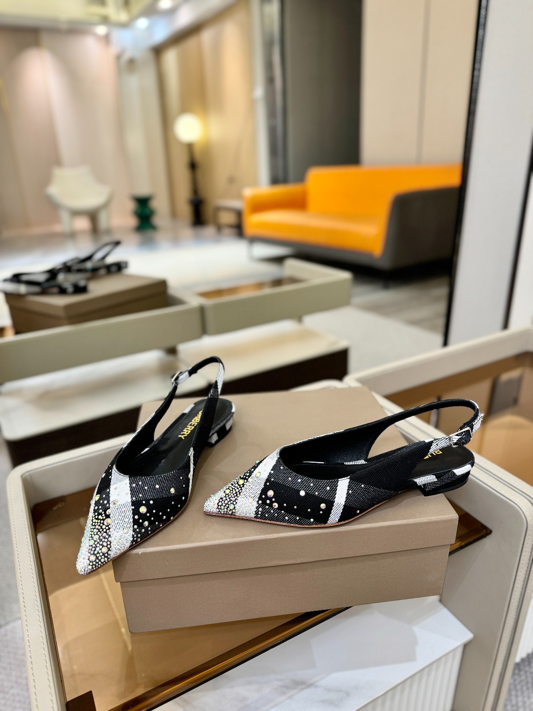 Burberryy 博柏利 𝑩𝒖𝒓𝒃𝒆𝒓𝒓𝒚𝒚💝 👠 𝘽𝙪𝙧𝙗𝙚𝙧𝙧𝙮𝙮 博柏利 独家推出平跟 慵懒的复