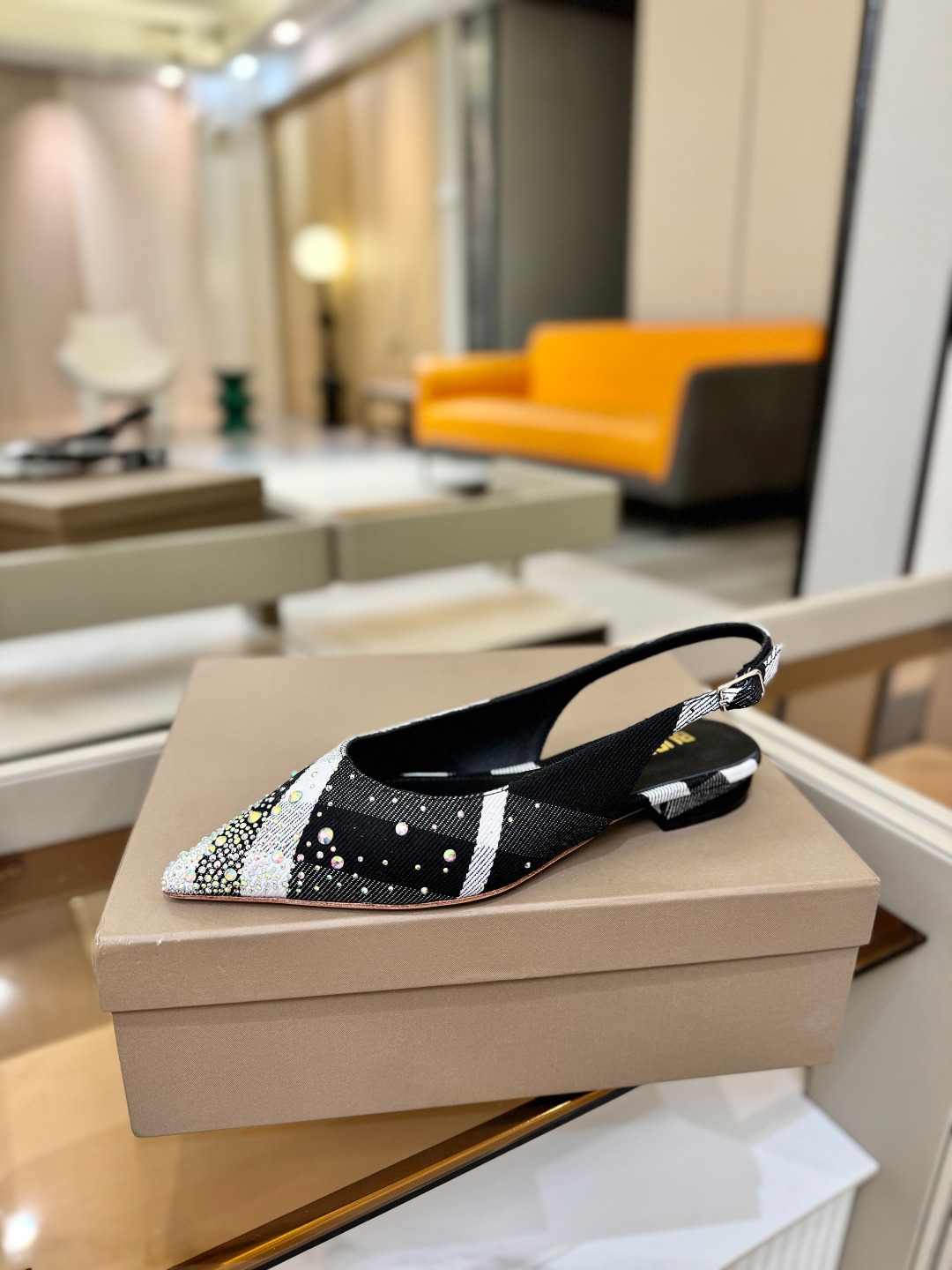 Burberryy 博柏利 𝑩𝒖𝒓𝒃𝒆𝒓𝒓𝒚𝒚💝 👠 𝘽𝙪𝙧𝙗𝙚𝙧𝙧𝙮𝙮 博柏利 独家推出平跟 慵懒的复