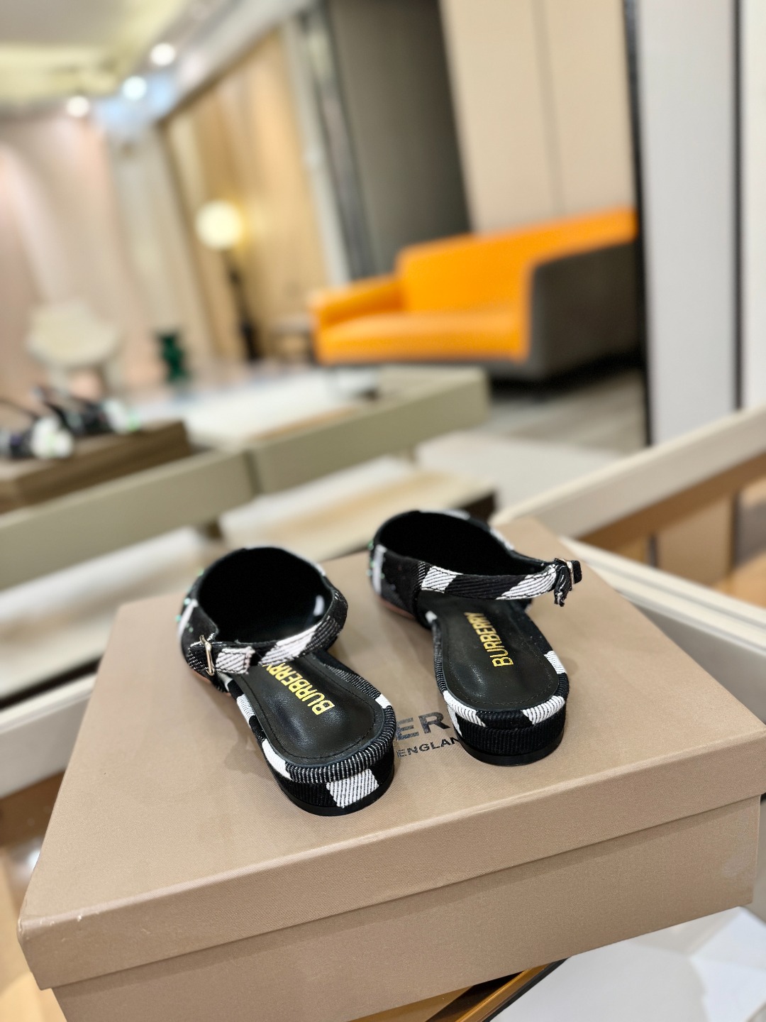 Burberryy 博柏利 𝑩𝒖𝒓𝒃𝒆𝒓𝒓𝒚𝒚💝 👠 𝘽𝙪𝙧𝙗𝙚𝙧𝙧𝙮𝙮 博柏利 独家推出平跟 慵懒的复