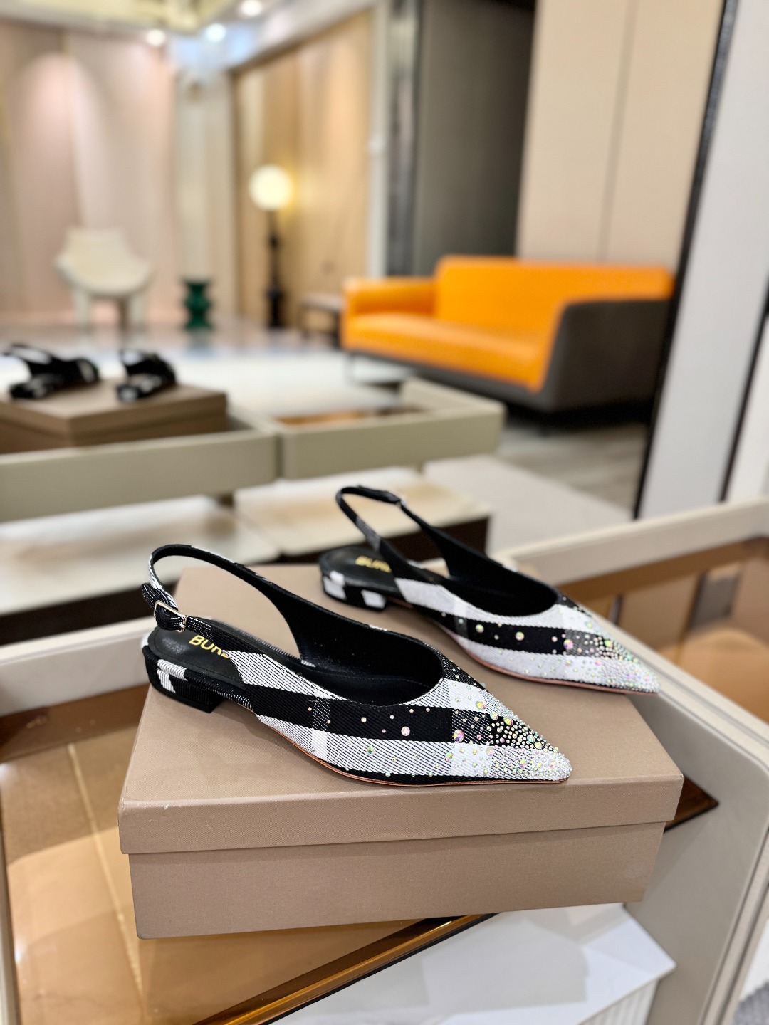 Burberryy 博柏利 𝑩𝒖𝒓𝒃𝒆𝒓𝒓𝒚𝒚💝 👠 𝘽𝙪𝙧𝙗𝙚𝙧𝙧𝙮𝙮 博柏利 独家推出平跟 慵懒的复