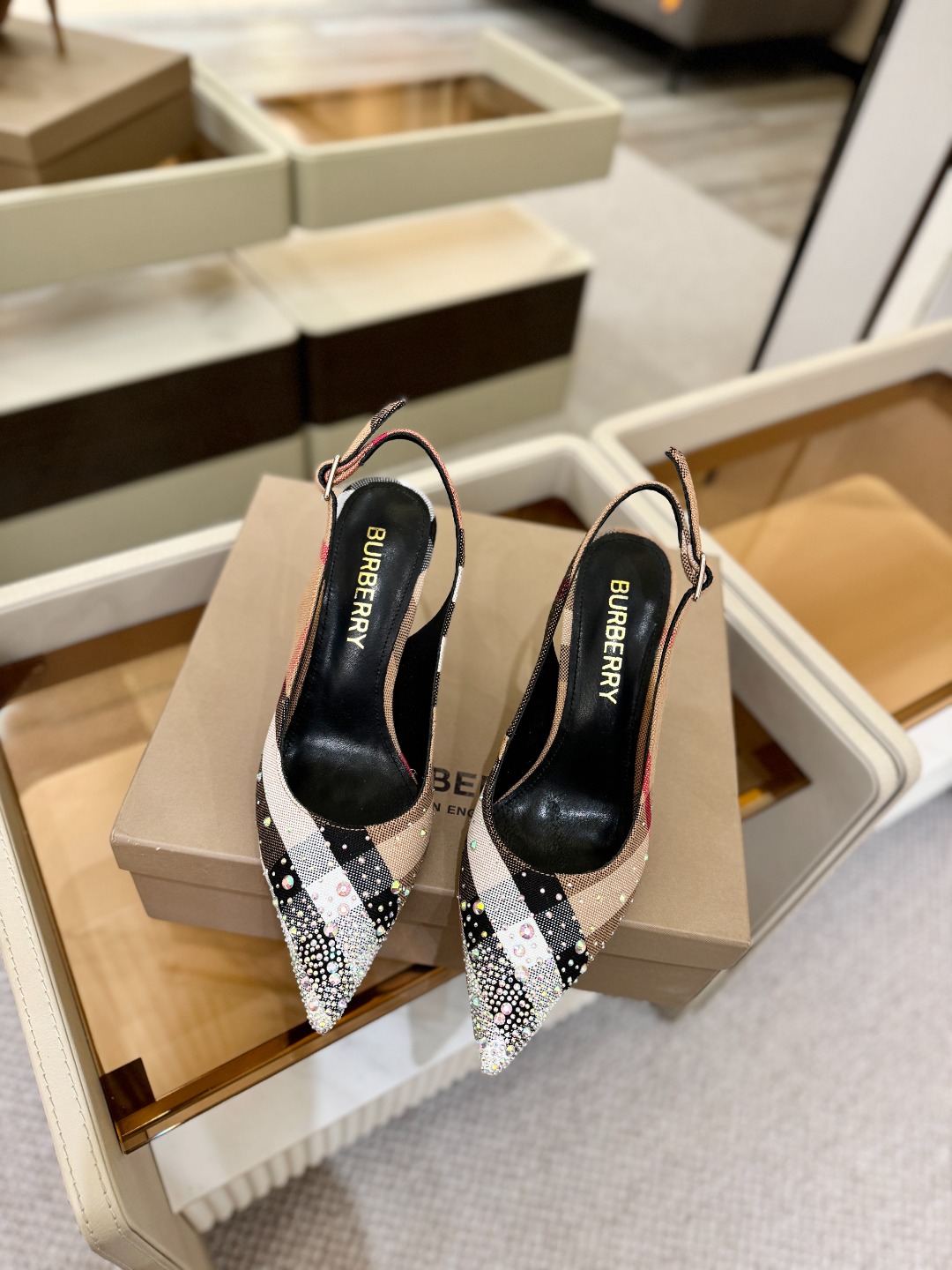 Burberryy 博柏利 𝑩𝒖𝒓𝒃𝒆𝒓𝒓𝒚𝒚💝 👠 𝘽𝙪𝙧𝙗𝙚𝙧𝙧𝙮𝙮 博柏利 独家推出高跟 慵懒的复