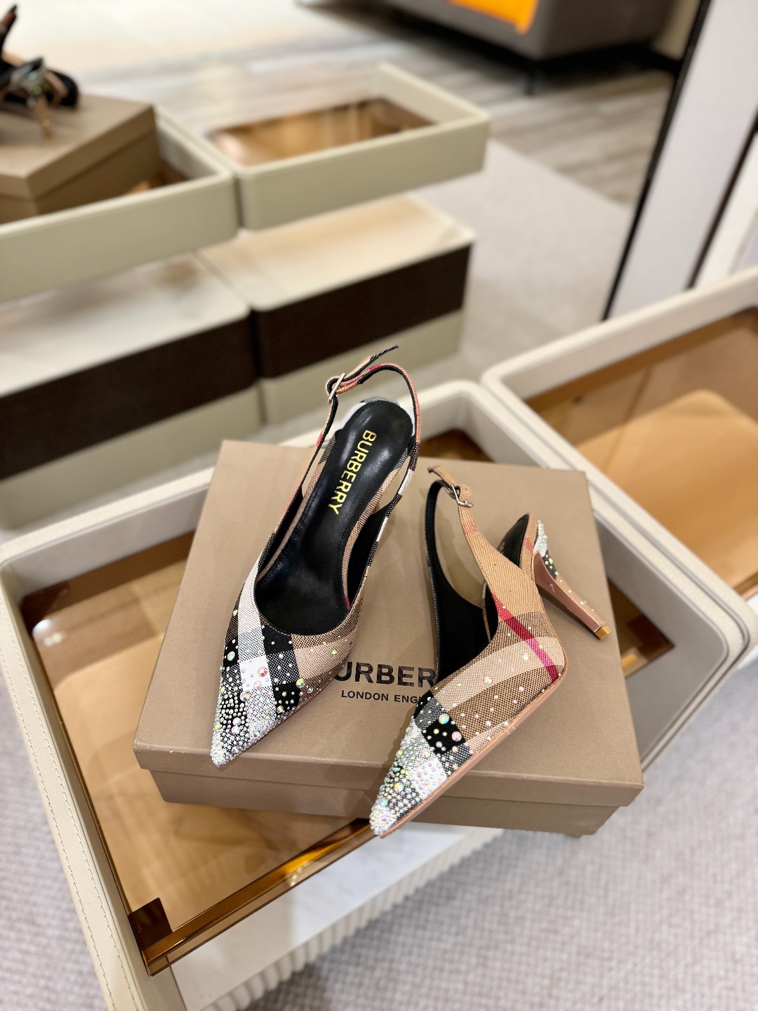 Burberryy 博柏利 𝑩𝒖𝒓𝒃𝒆𝒓𝒓𝒚𝒚💝 👠 𝘽𝙪𝙧𝙗𝙚𝙧𝙧𝙮𝙮 博柏利 独家推出高跟 慵懒的复