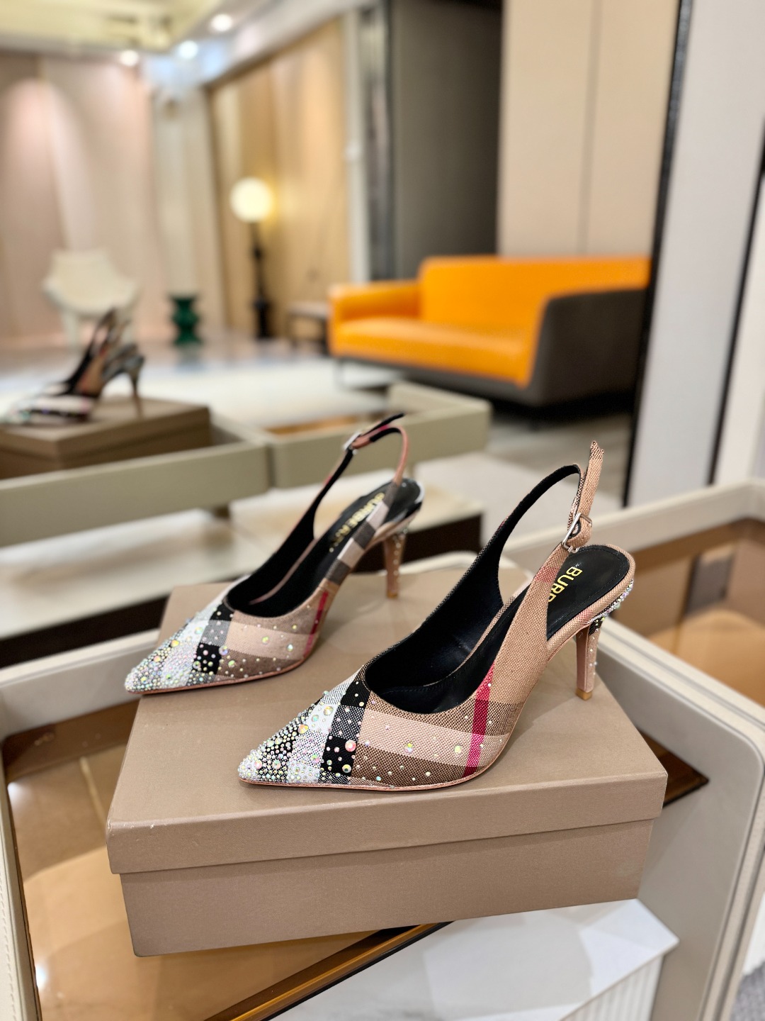 Burberryy 博柏利 𝑩𝒖𝒓𝒃𝒆𝒓𝒓𝒚𝒚💝 👠 𝘽𝙪𝙧𝙗𝙚𝙧𝙧𝙮𝙮 博柏利 独家推出高跟 慵懒的复