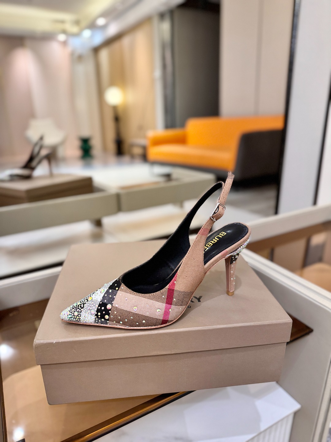 Burberryy 博柏利 𝑩𝒖𝒓𝒃𝒆𝒓𝒓𝒚𝒚💝 👠 𝘽𝙪𝙧𝙗𝙚𝙧𝙧𝙮𝙮 博柏利 独家推出高跟 慵懒的复