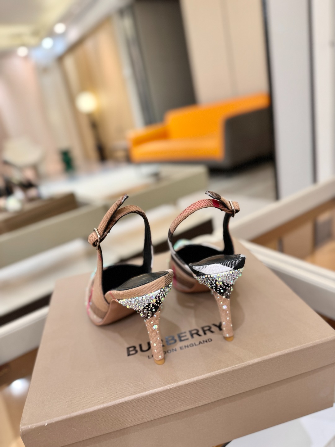 Burberryy 博柏利 𝑩𝒖𝒓𝒃𝒆𝒓𝒓𝒚𝒚💝 👠 𝘽𝙪𝙧𝙗𝙚𝙧𝙧𝙮𝙮 博柏利 独家推出高跟 慵懒的复