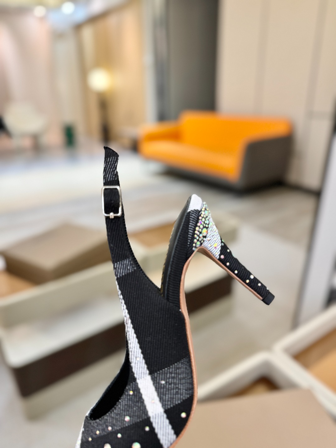 Burberryy 博柏利 𝑩𝒖𝒓𝒃𝒆𝒓𝒓𝒚𝒚💝 👠 𝘽𝙪𝙧𝙗𝙚𝙧𝙧𝙮𝙮 博柏利 独家推出高跟 慵懒的复