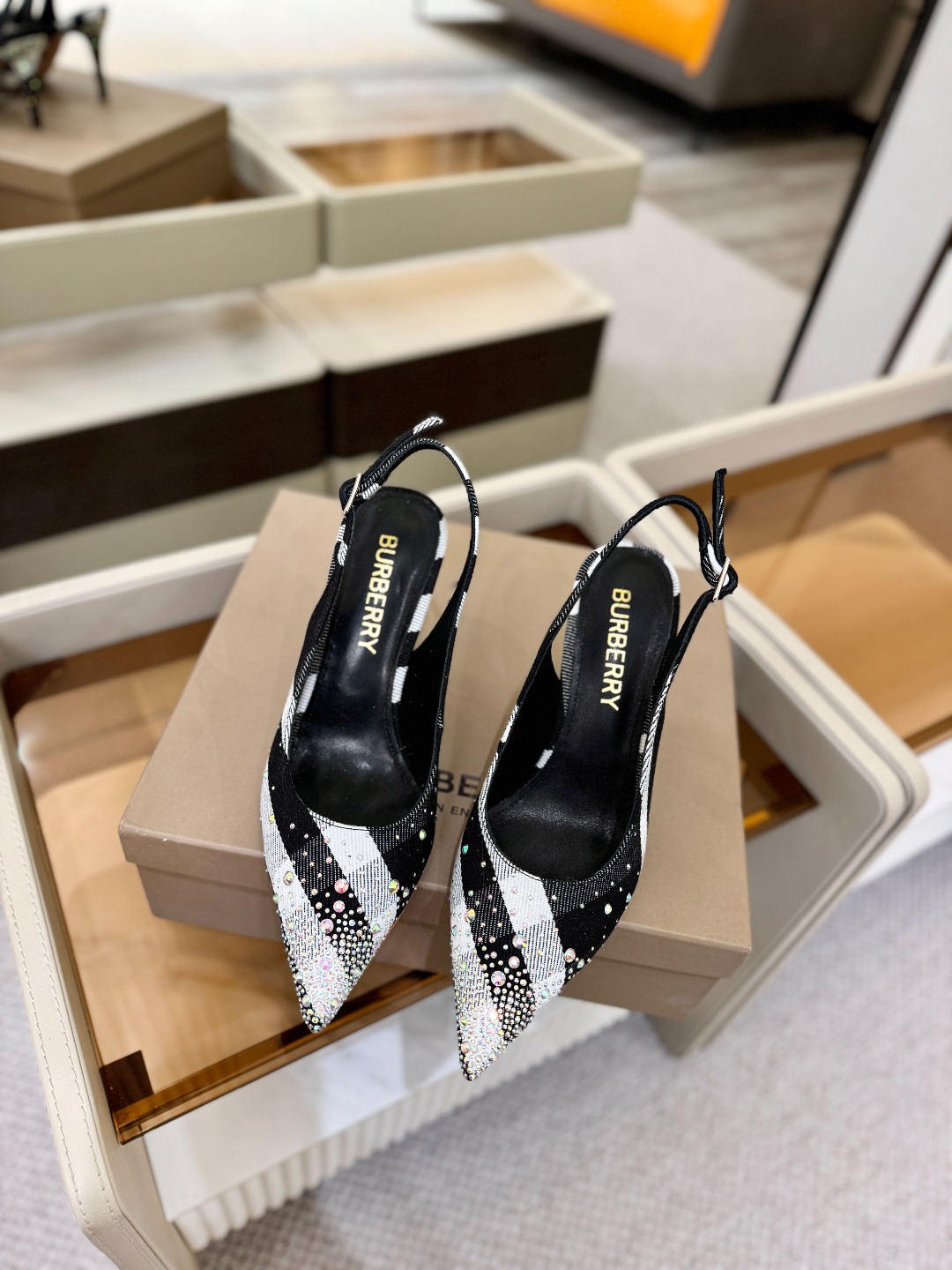 Burberryy 博柏利 𝑩𝒖𝒓𝒃𝒆𝒓𝒓𝒚𝒚💝 👠 𝘽𝙪𝙧𝙗𝙚𝙧𝙧𝙮𝙮 博柏利 独家推出高跟 慵懒的复