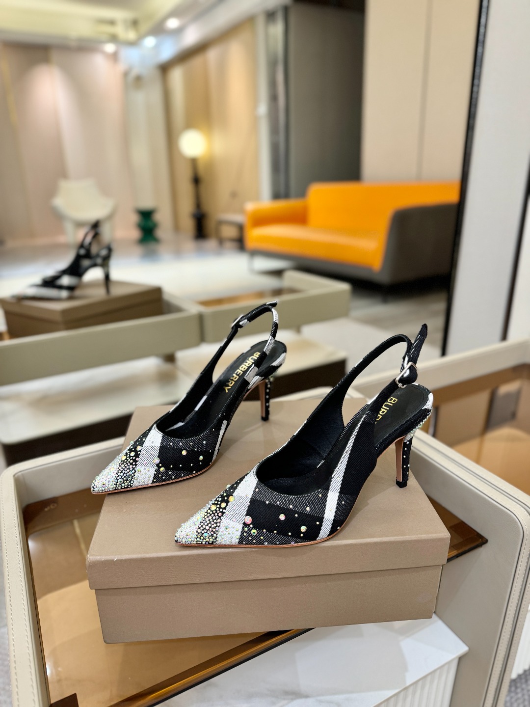 Burberryy 博柏利 𝑩𝒖𝒓𝒃𝒆𝒓𝒓𝒚𝒚💝 👠 𝘽𝙪𝙧𝙗𝙚𝙧𝙧𝙮𝙮 博柏利 独家推出高跟 慵懒的复