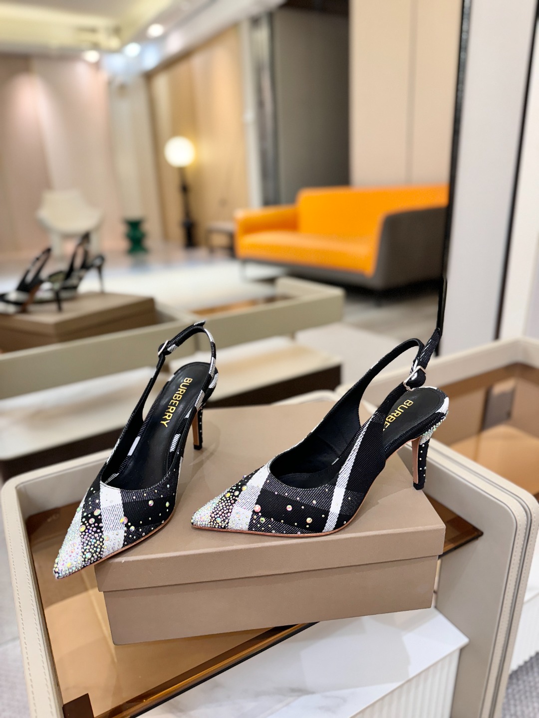 Burberryy 博柏利 𝑩𝒖𝒓𝒃𝒆𝒓𝒓𝒚𝒚💝 👠 𝘽𝙪𝙧𝙗𝙚𝙧𝙧𝙮𝙮 博柏利 独家推出高跟 慵懒的复