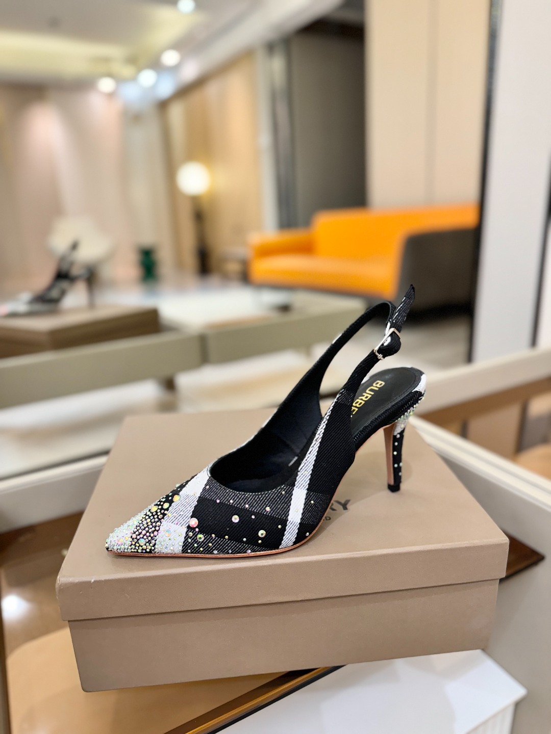 Burberryy 博柏利 𝑩𝒖𝒓𝒃𝒆𝒓𝒓𝒚𝒚💝 👠 𝘽𝙪𝙧𝙗𝙚𝙧𝙧𝙮𝙮 博柏利 独家推出高跟 慵懒的复