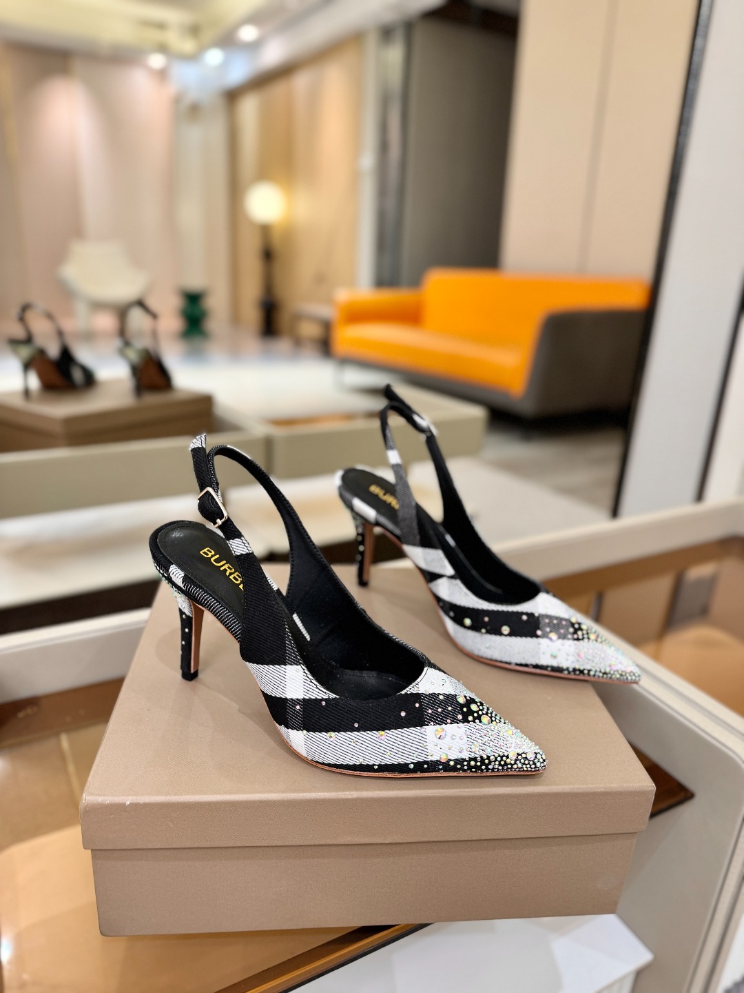 Burberryy 博柏利 𝑩𝒖𝒓𝒃𝒆𝒓𝒓𝒚𝒚💝 👠 𝘽𝙪𝙧𝙗𝙚𝙧𝙧𝙮𝙮 博柏利 独家推出高跟 慵懒的复