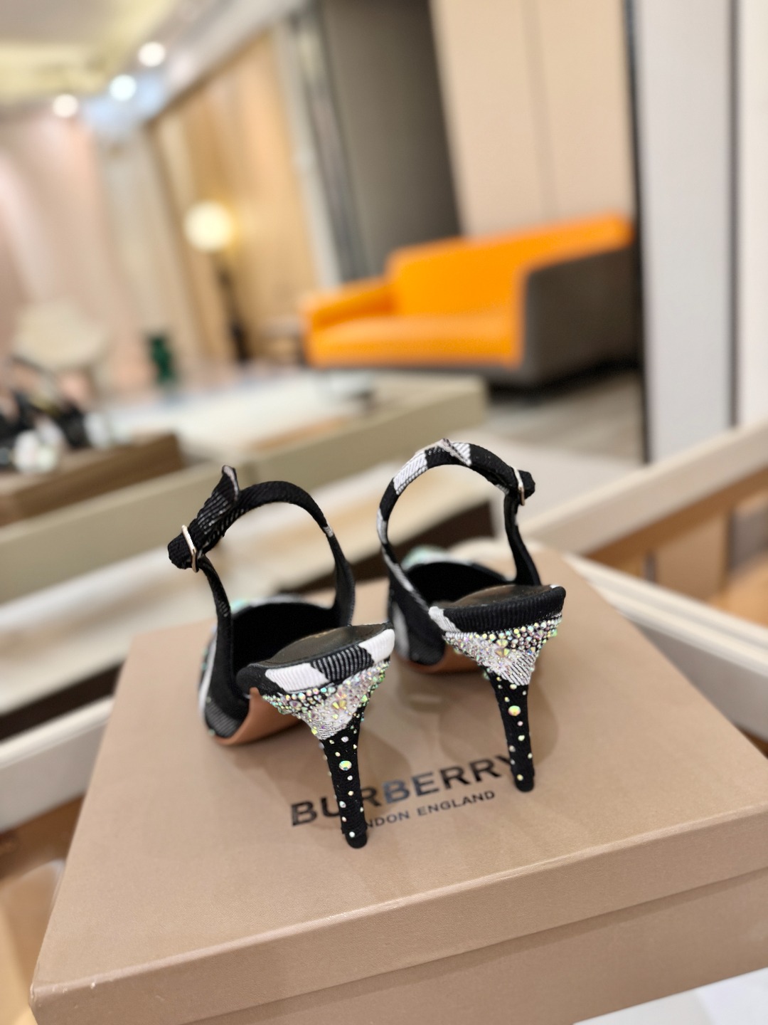 Burberryy 博柏利 𝑩𝒖𝒓𝒃𝒆𝒓𝒓𝒚𝒚💝 👠 𝘽𝙪𝙧𝙗𝙚𝙧𝙧𝙮𝙮 博柏利 独家推出高跟 慵懒的复